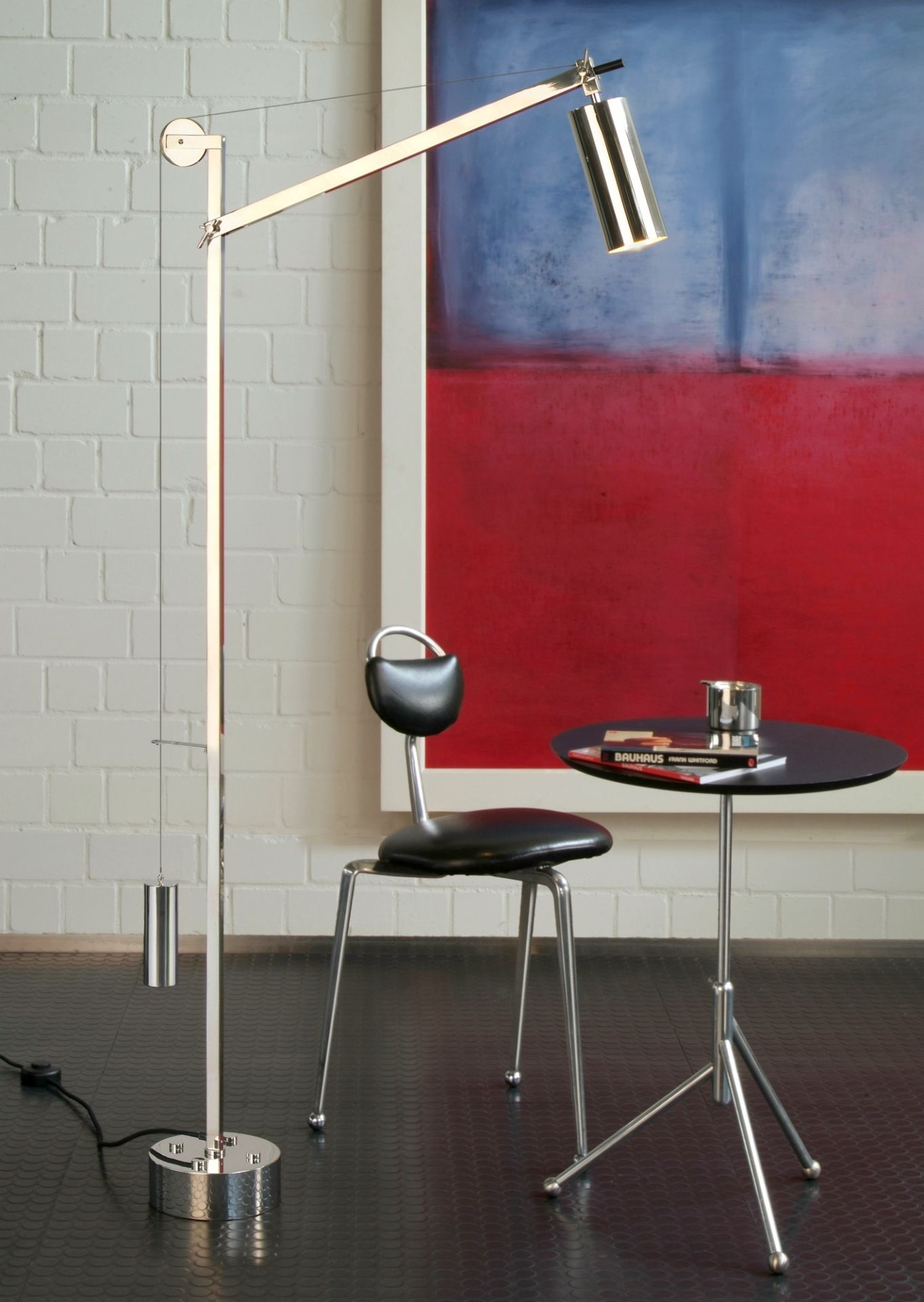 Silberne Bauhaus BH 23 Stehleuchte von Tecnolumen mit Gegengewicht, modernes Design für Wohnzimmer und Büro.