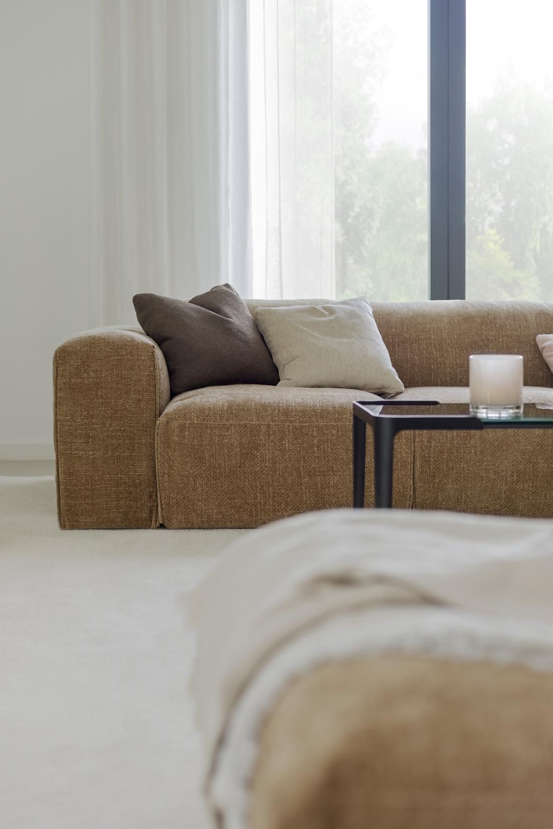 Seatlife Sofa: Modernes Wohnzimmer mit braunem Sofa und Kissen für entspanntes Wohnen.
