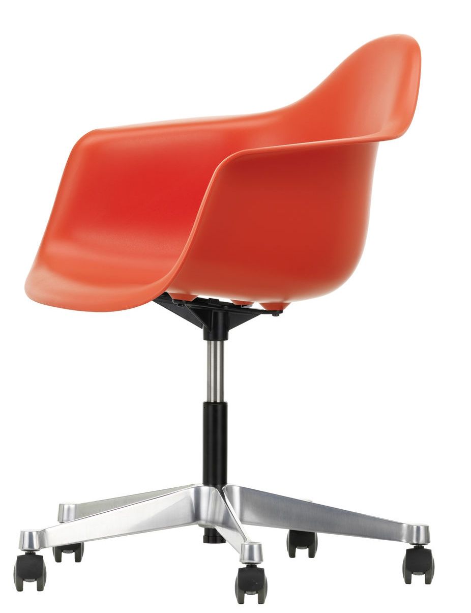 Oranger Eames Plastic Arm Chair PACC Stuhl von Vitra mit Rollen und silbernem Fußkreuz.