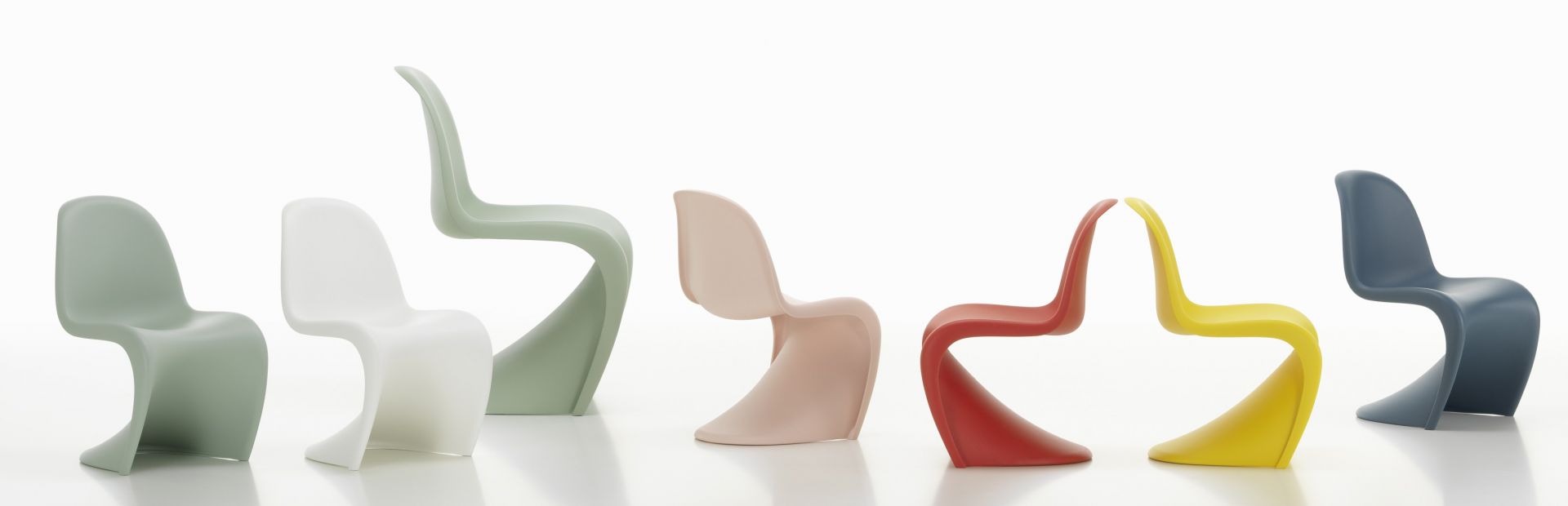 Reihe von Panton Junior Stühlen in verschiedenen Farben, darunter ein goldgelber Designklassiker von Vitra.