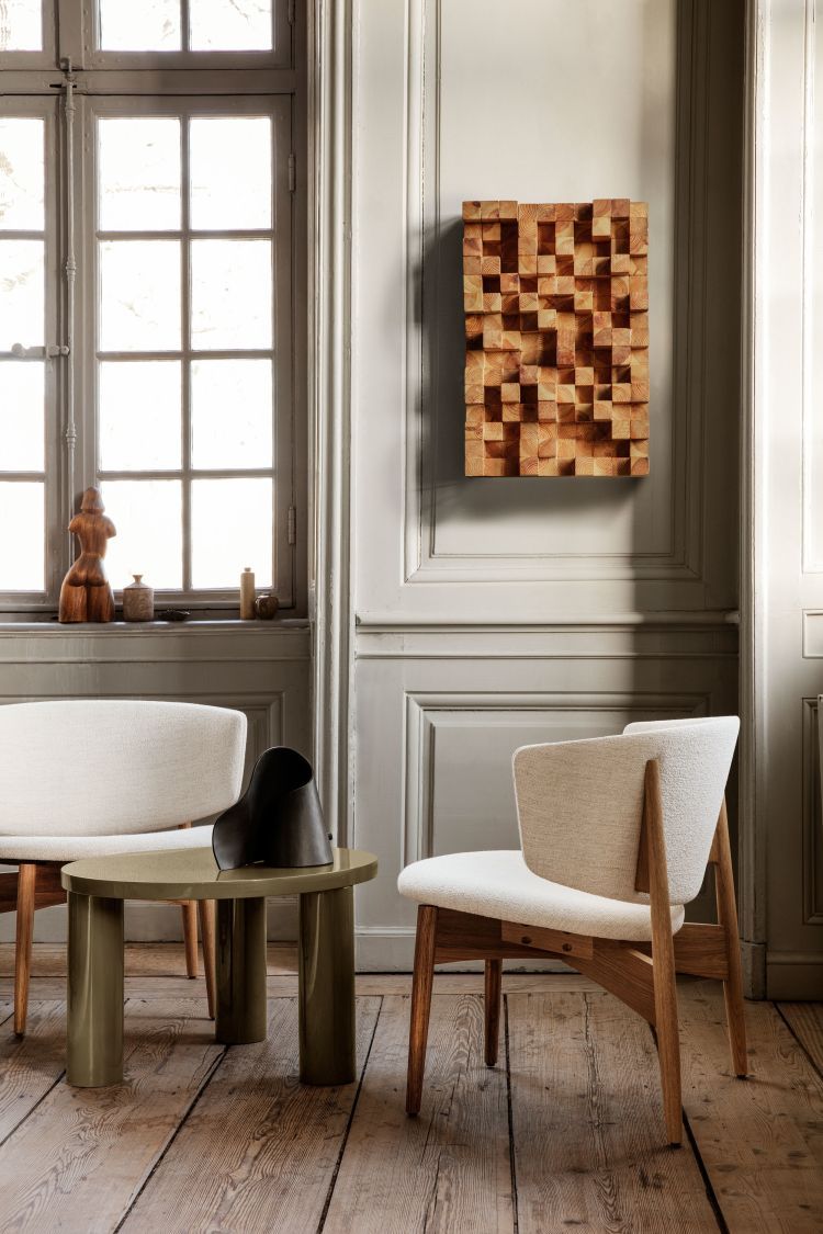 Nahaufnahme der Ferm Living Oyster Table Lamp Tischleuchte auf einem Beistelltisch.