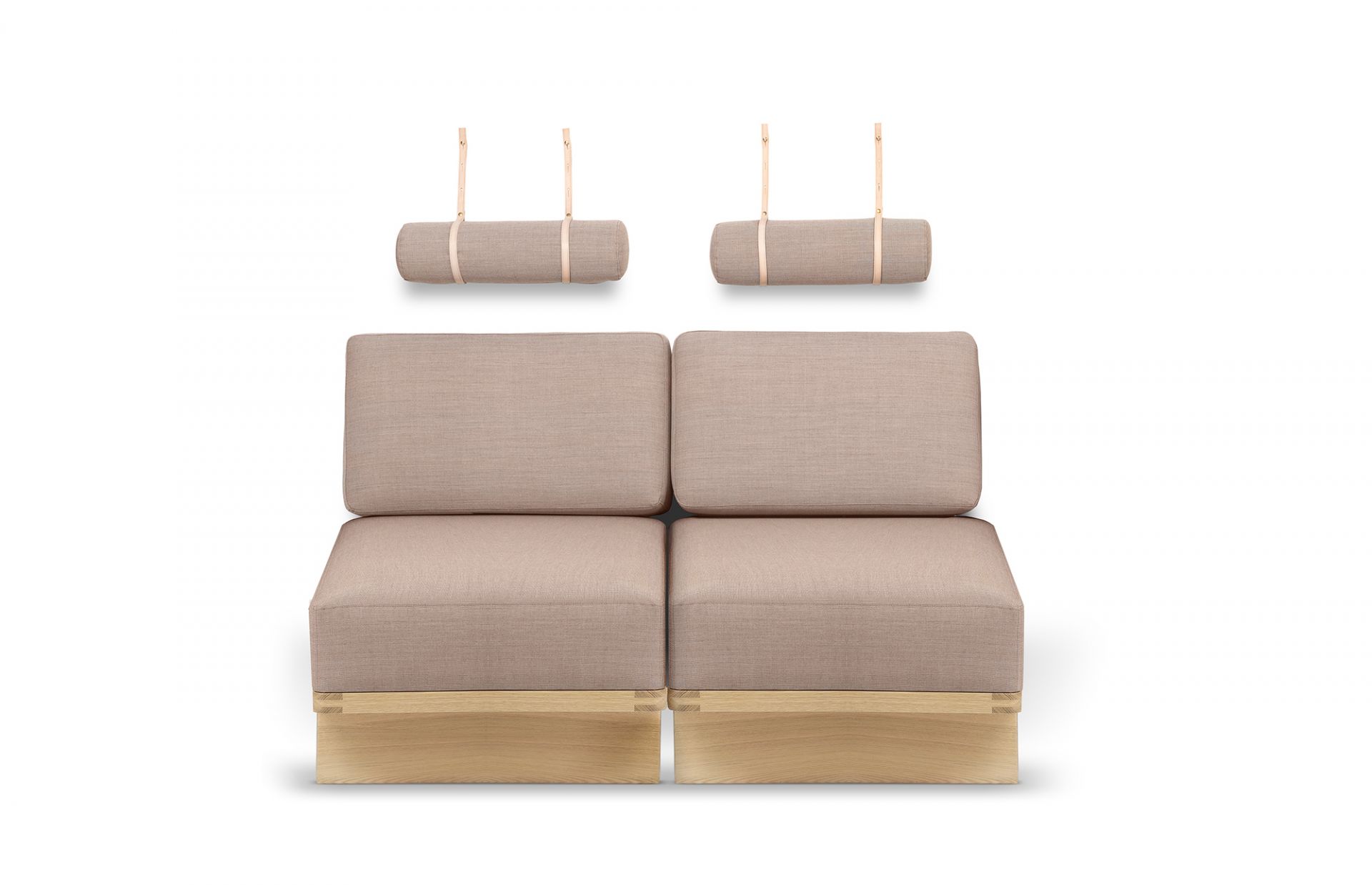 Daybed BM0865 von Carl Hansen: Modernes Tagesbett mit hellbraunem Stoff und Holzrahmen, inklusive Nackenrollen.