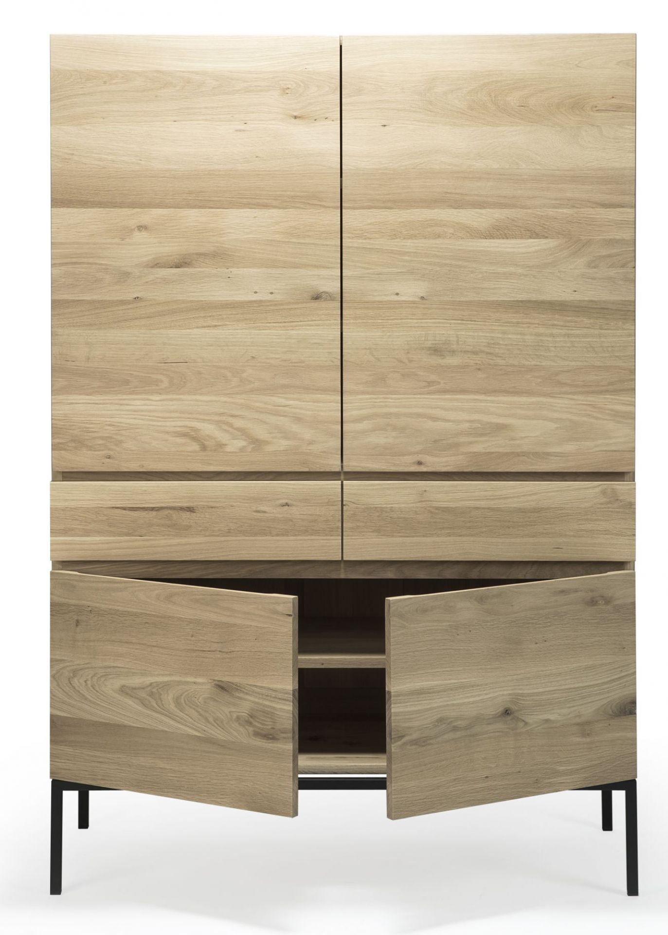 Ligna Hochschrank Eiche Ethnicraft mit zwei Schubladen und offenen Türen auf schwarzem Metallgestell.