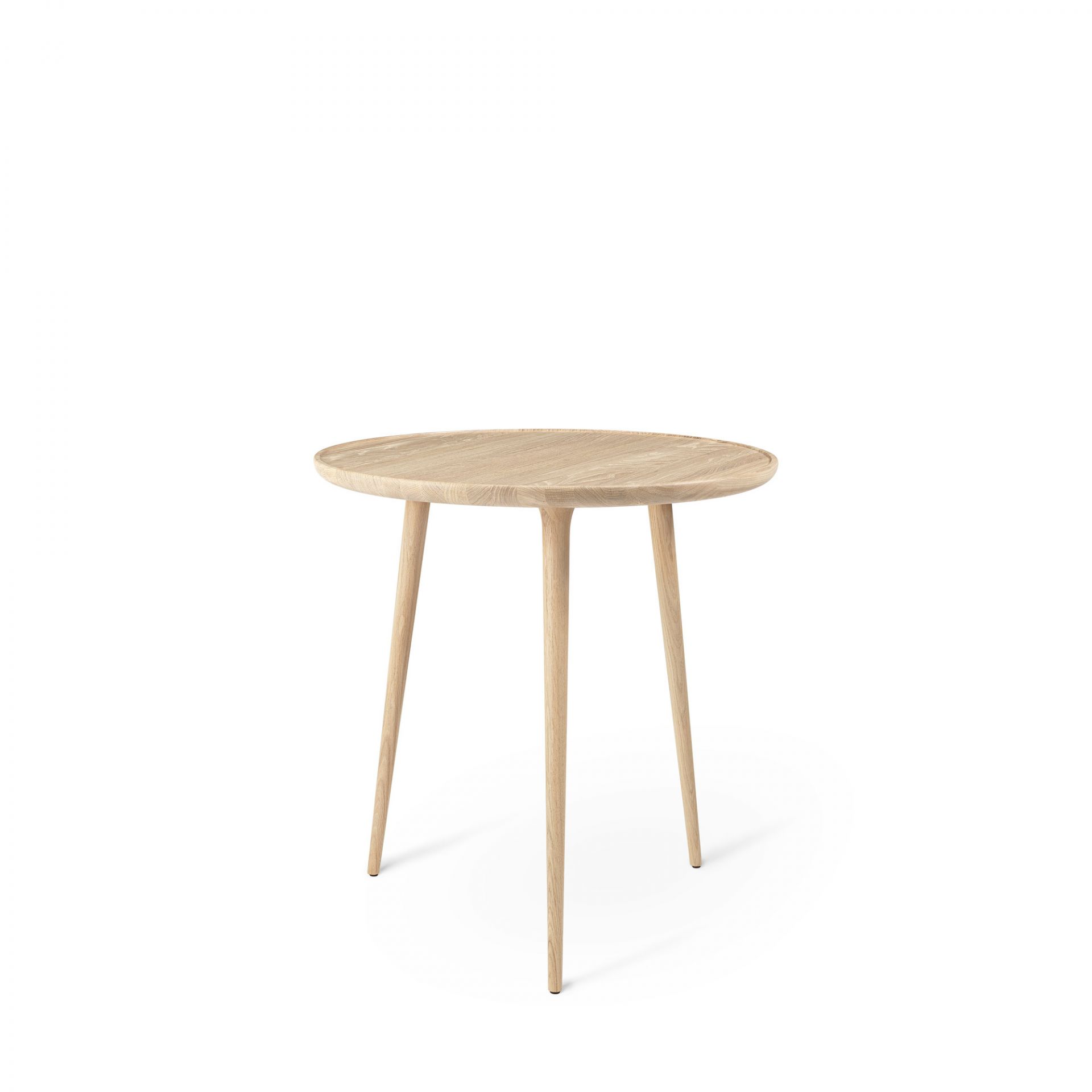Accent Beistelltisch aus Eiche natur matt von Mater, runder Holztisch mit drei Beinen.