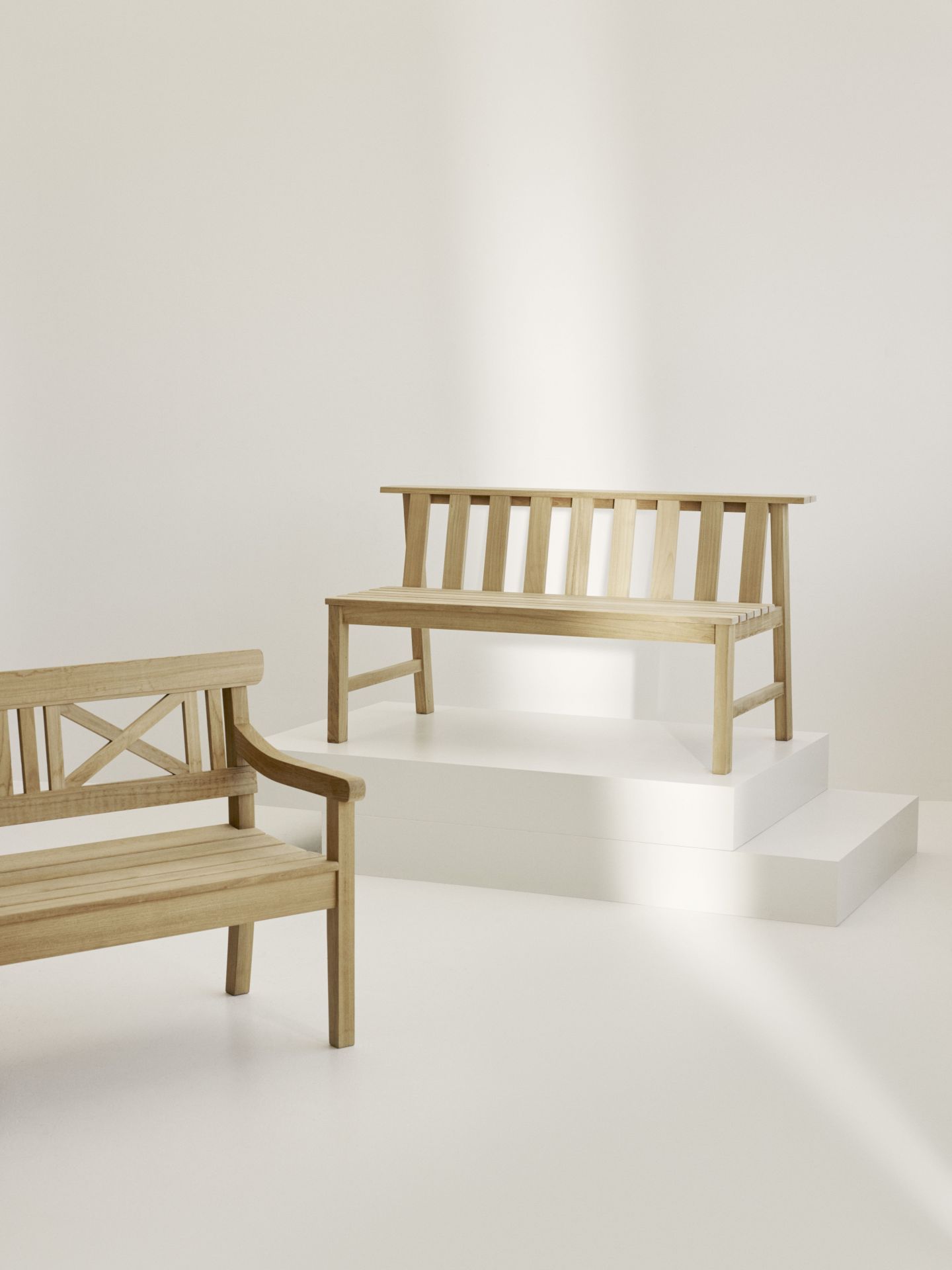 Zwei Teakholz Gartenbänke, eine Cadence Bank, minimalistisches Outdoor Möbel Design für Terrasse und Garten.