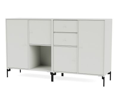 Weißes Couple Sideboard mit schwarzen C-Gestell Füßen, Türen, Schubladen und offenem Fach.