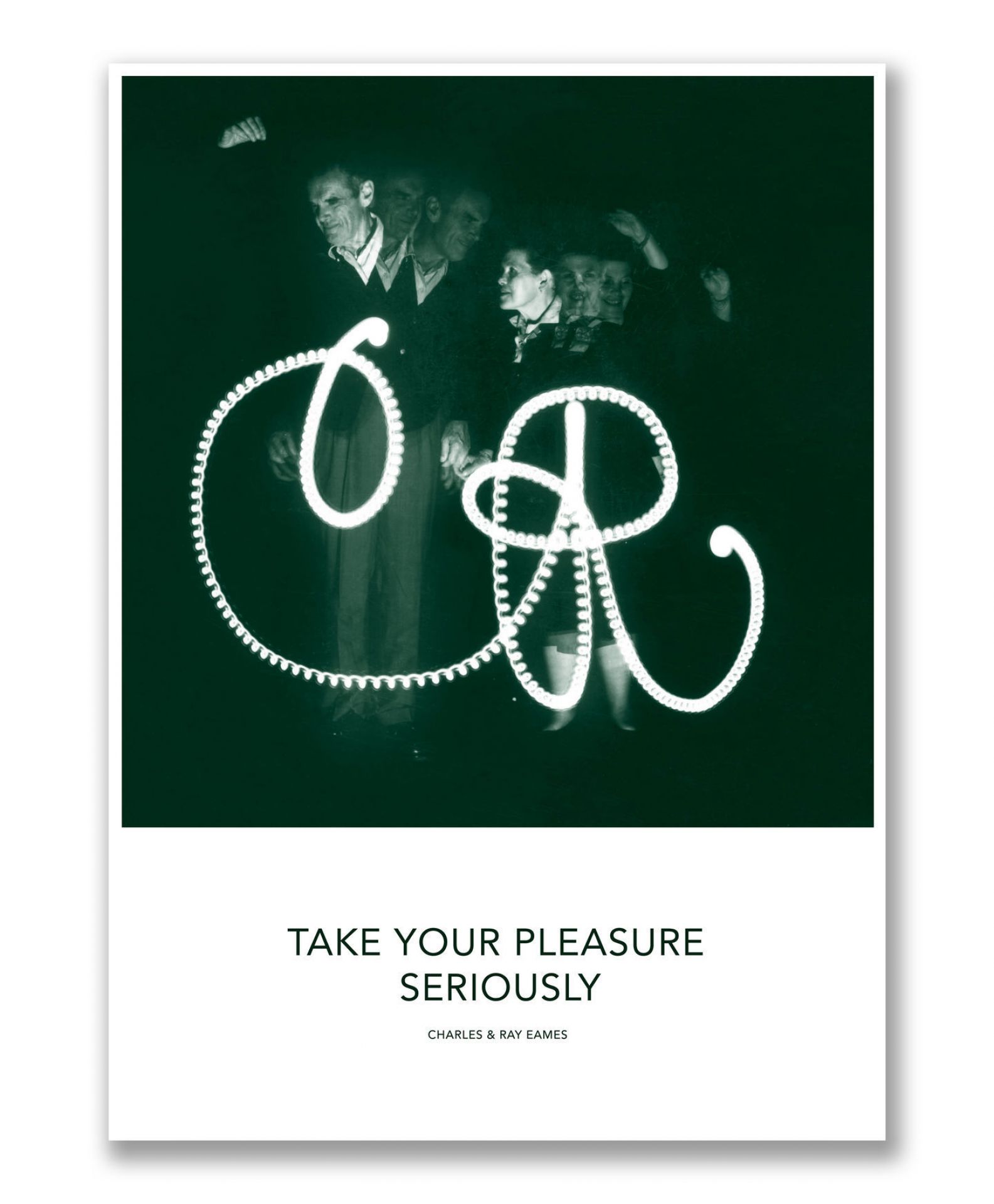 Eames Zitat Poster Vitra EINZELSTÜCK: Schwarz-Weiß-Fotografie mit leuchtenden Buchstaben und dem Zitat "Take your pleasure seriously".
