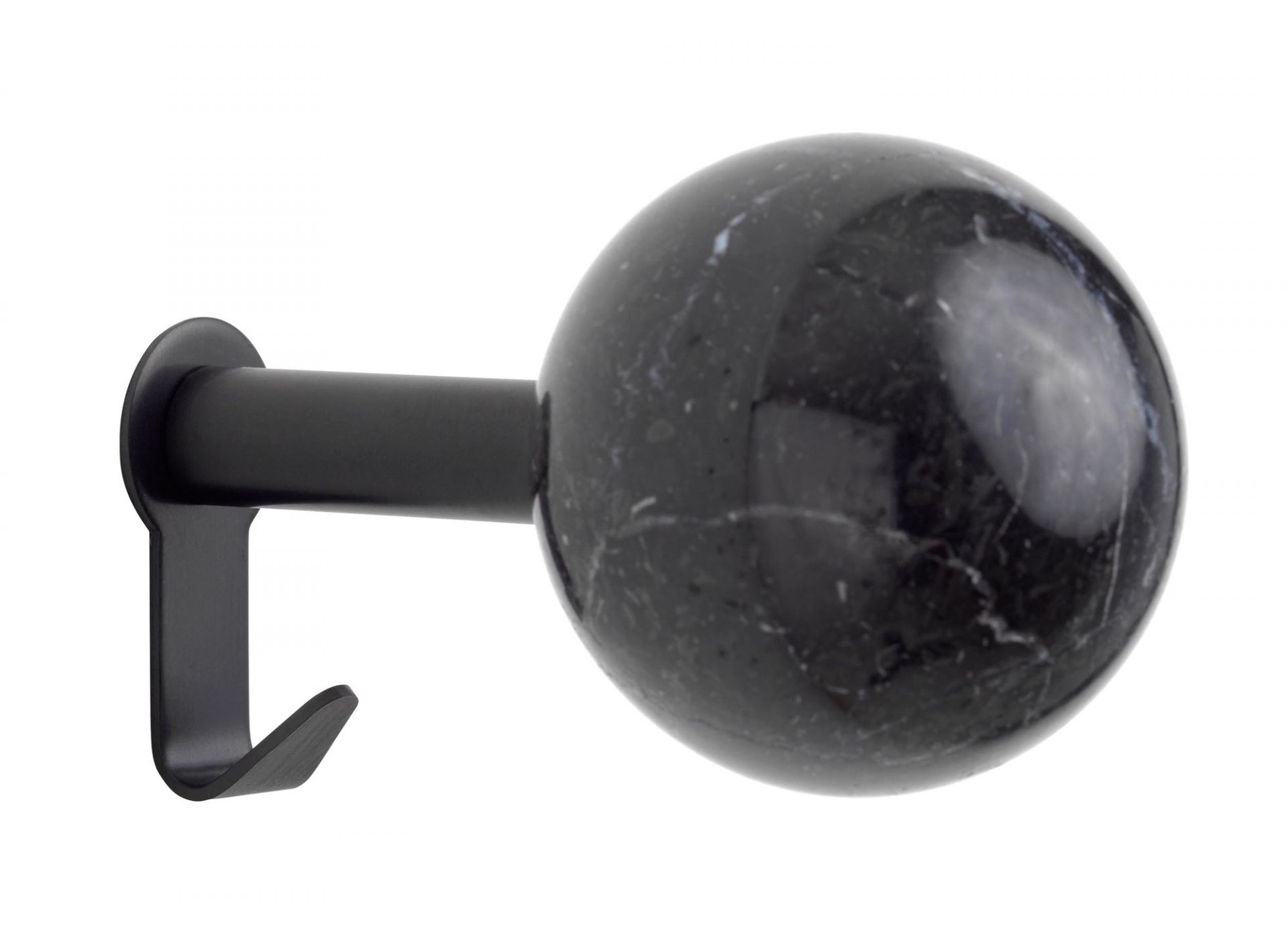 Schönbuch Dots Stone Wandhaken, Nahaufnahme: Schwarzer, runder Garderobenhaken aus Stein mit Metallaufhängung für Jacken und Accessoires.