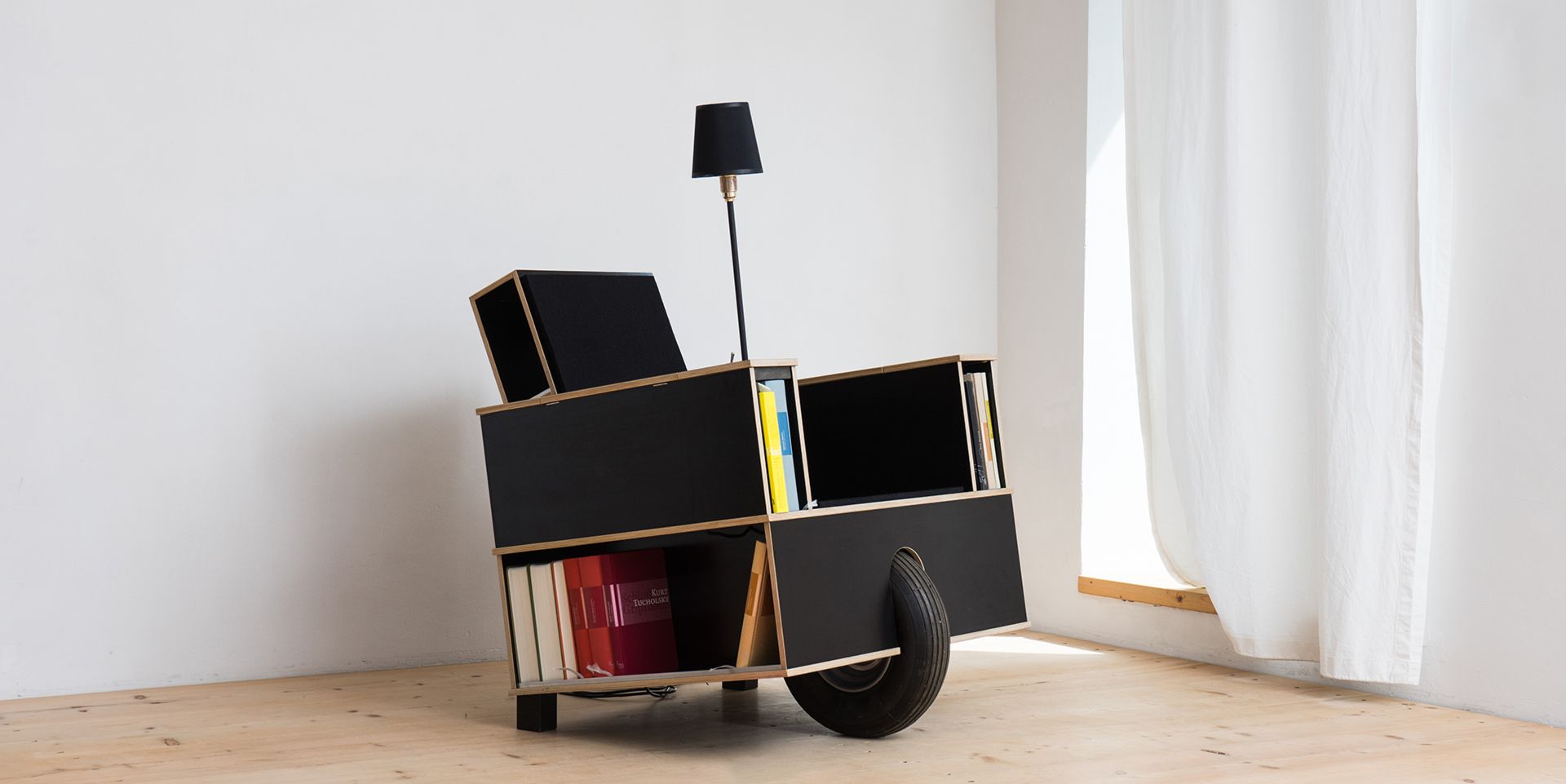 Bookinist Lesesessel von Nils Holger Moormann, ein mobiler Sessel mit Bücherregalen und Leselampe.