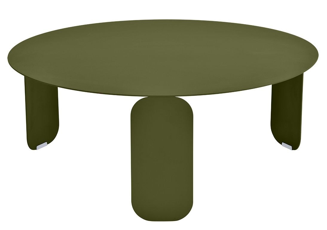 Bebop Low Table von Fermob, ein runder, olivgrüner Outdoor-Tisch mit drei Beinen.