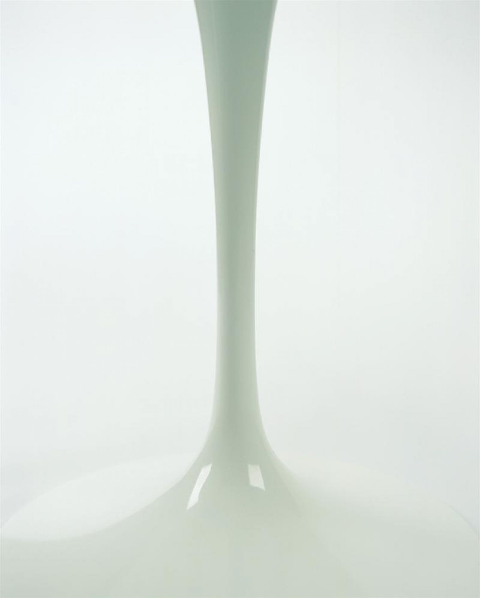 Detailaufnahme des Fußes vom runden Saarinen Tisch von Knoll International. Outdoor geeignet.