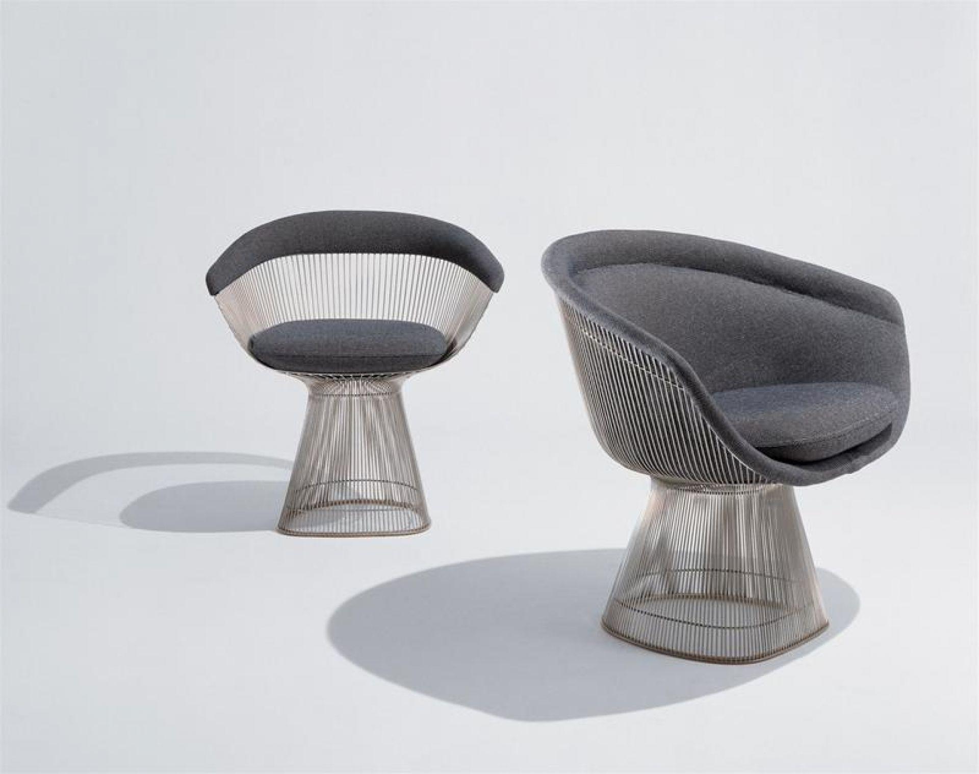 Zwei Platner Sessel von Knoll International, groß, mit grauem Bezug und Drahtgestell.