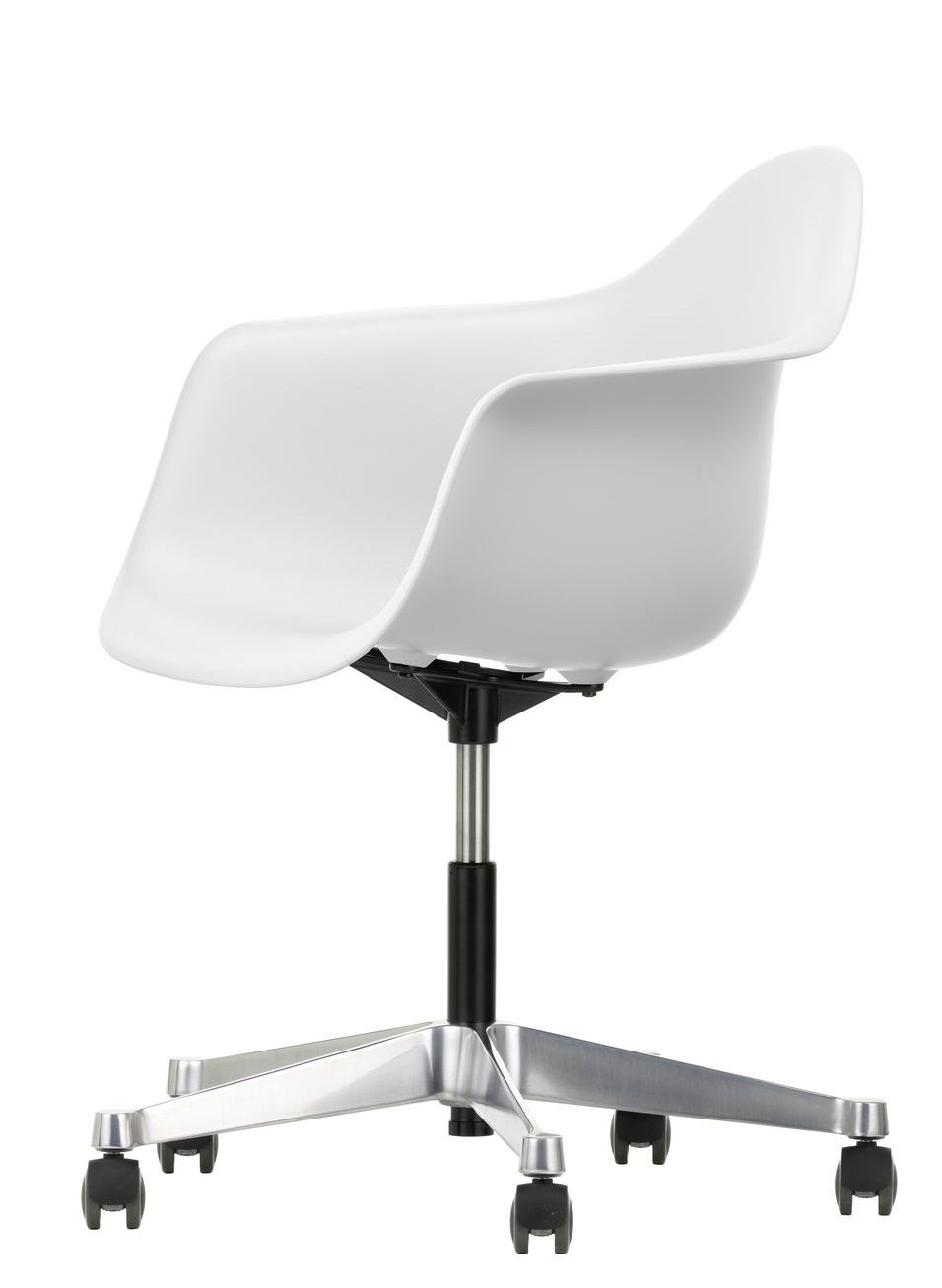 Weißer Eames Plastic Arm Chair PACC Stuhl von Vitra mit Rollen und silbernem Fußkreuz, seitliche Ansicht.