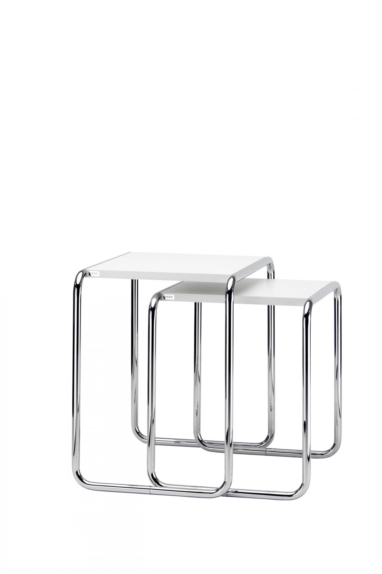 Set B 9 a+b Thonet Beistelltische: Zwei weiße Tische mit verchromtem Stahlrohrgestell, ineinander geschoben.