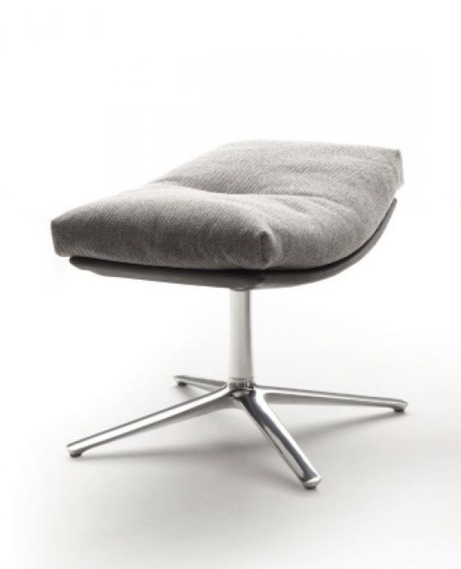 Cordia Lounge Hocker Cor mit grauem Stoffbezug und silberfarbenem Fußkreuz aus Aluminium. Moderner Fußhocker.