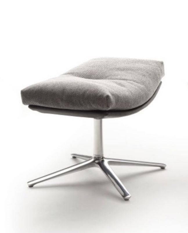 Cordia Lounge Hocker Cor mit grauem Stoffbezug und silberfarbenem Fußkreuz aus Aluminium. Moderner Fußhocker.