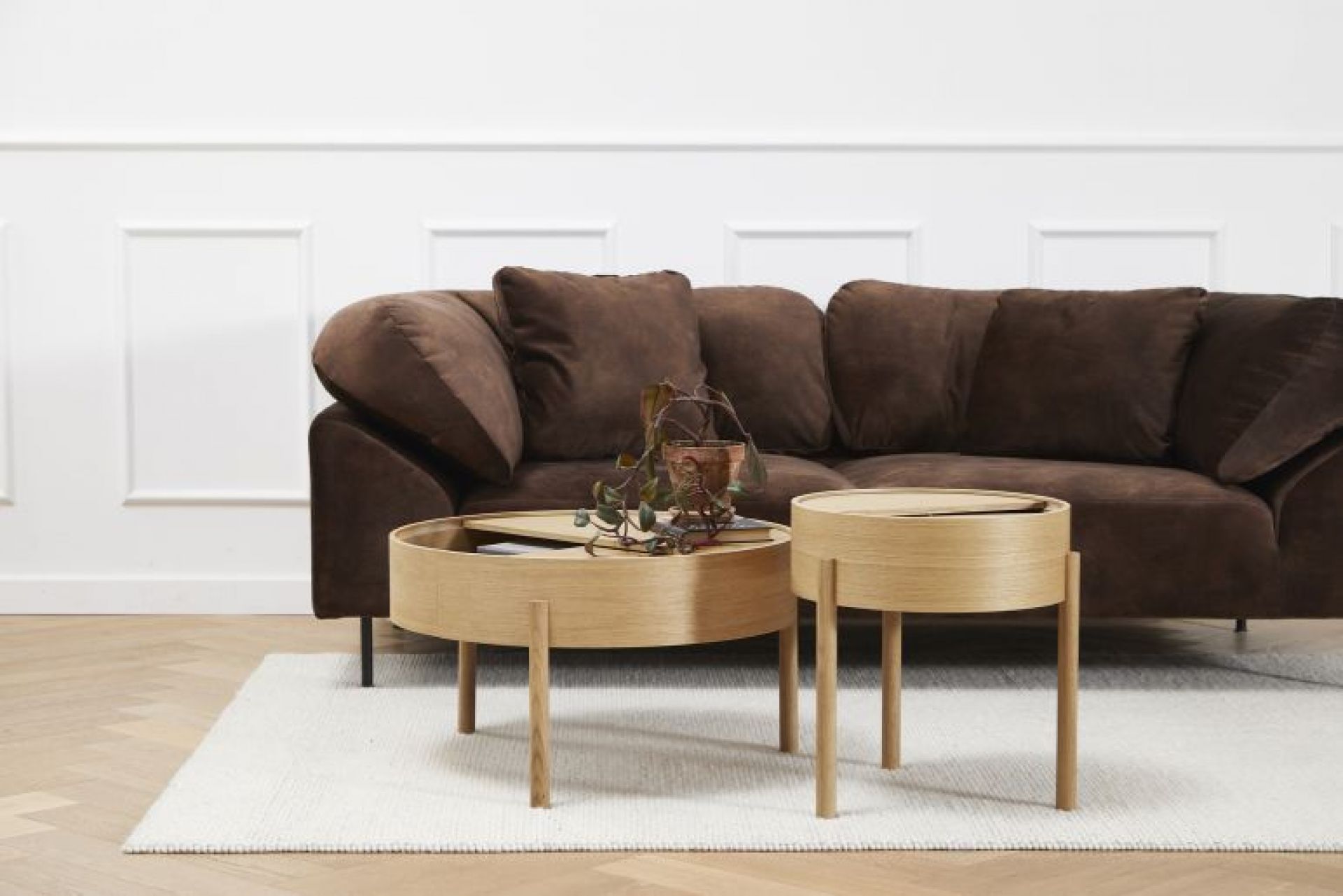 Arc Couchtisch von Woud, geölte Eiche, runder Beistelltisch mit Stauraum, modernes Möbeldesign.