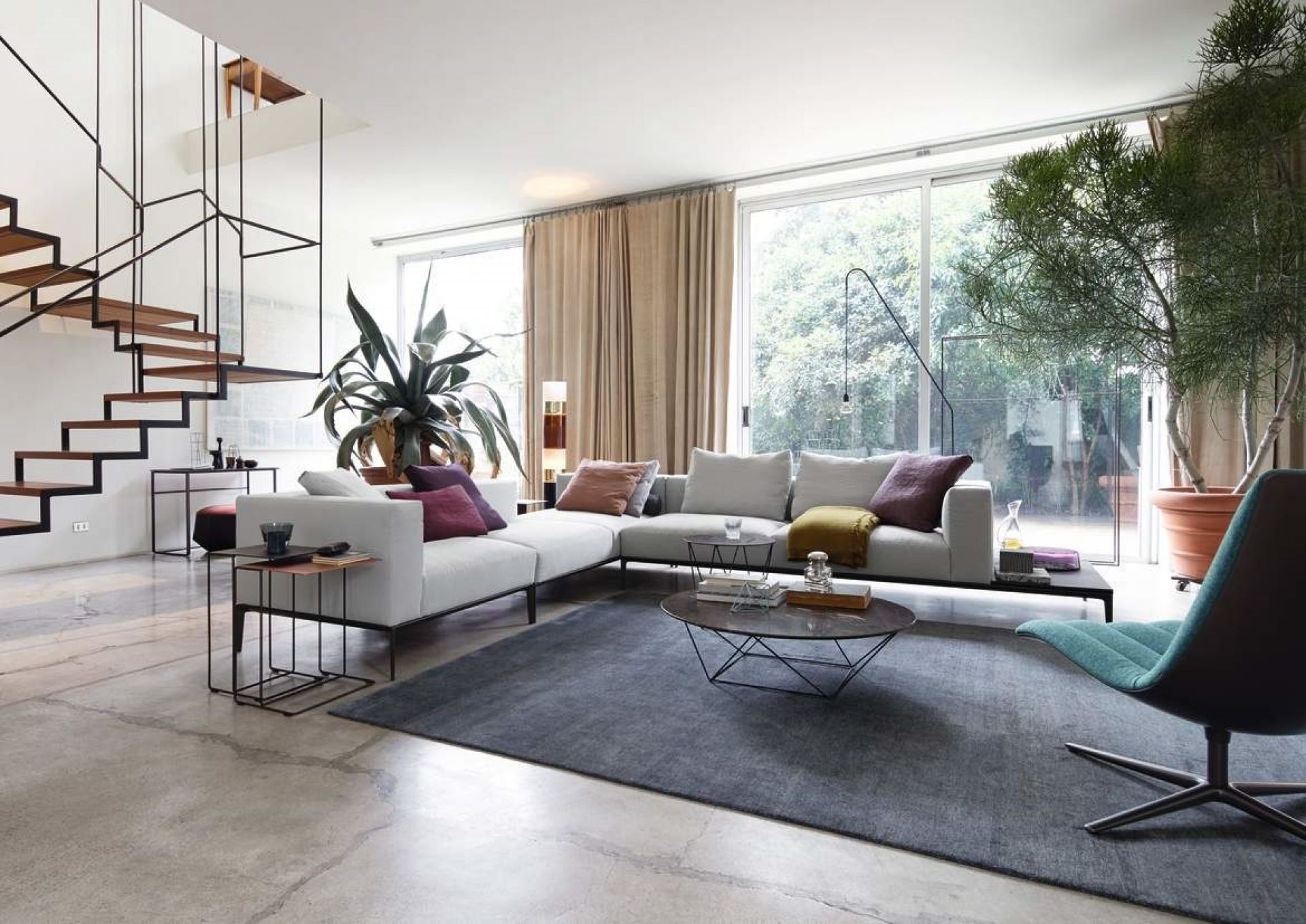 Moderner Wohnraum mit Walter Knoll Oki Beistelltisch, minimalistischem Design, schwarzem Metallgestell und Ablagefläche.