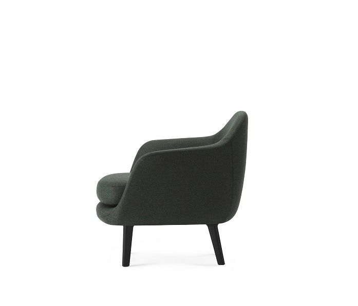 Sum Lounge Armchair Sessel von Normann Copenhagen, dunkelgrüner Stoffbezug, Seitenansicht auf weißem Hintergrund.