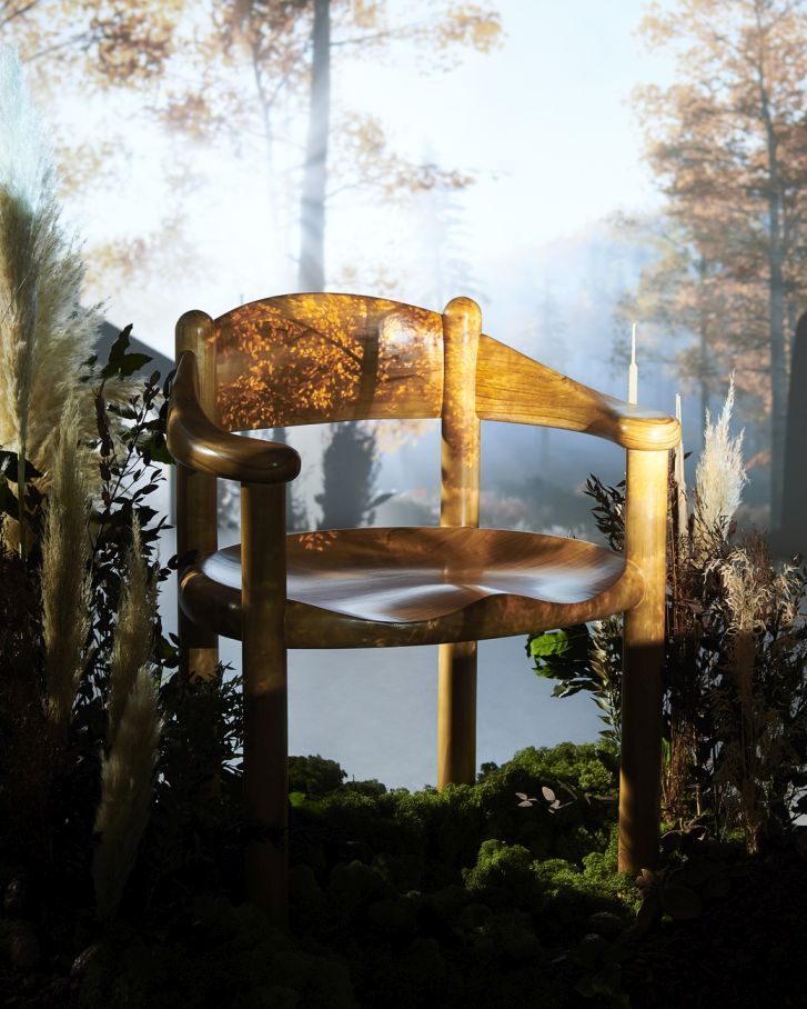 Daumiller Esszimmerstuhl von Gubi, Holzstuhl im organischen Design, platziert in natürlicher Waldumgebung.