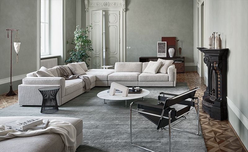 Wohnzimmer Interieur mit modularem Sofa und einem schwarzen Wassily Sessel von Knoll International im Vordergrund.