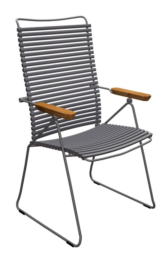 Houe Click Position Chair Gartensessel, graues Metallgestell mit Armlehnen aus Holz, für den Außenbereich.