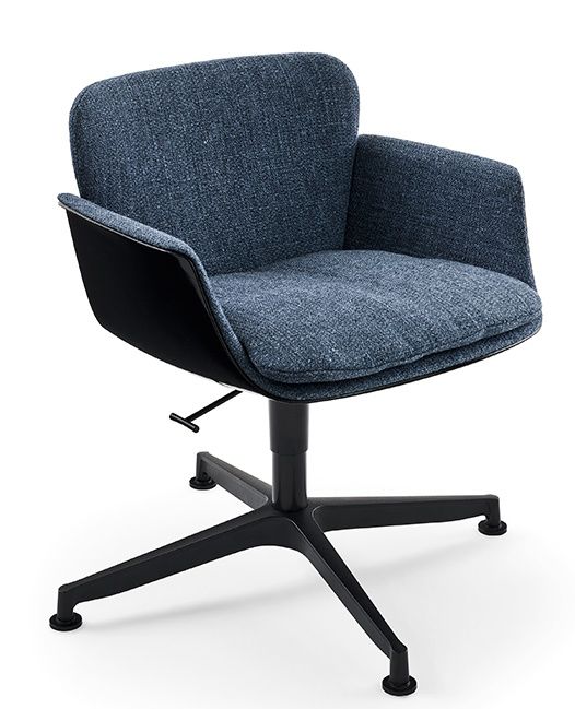 KN06 Stuhl von Knoll International mit blauem Stoffbezug und schwarzem Drehfuß für das Büro.