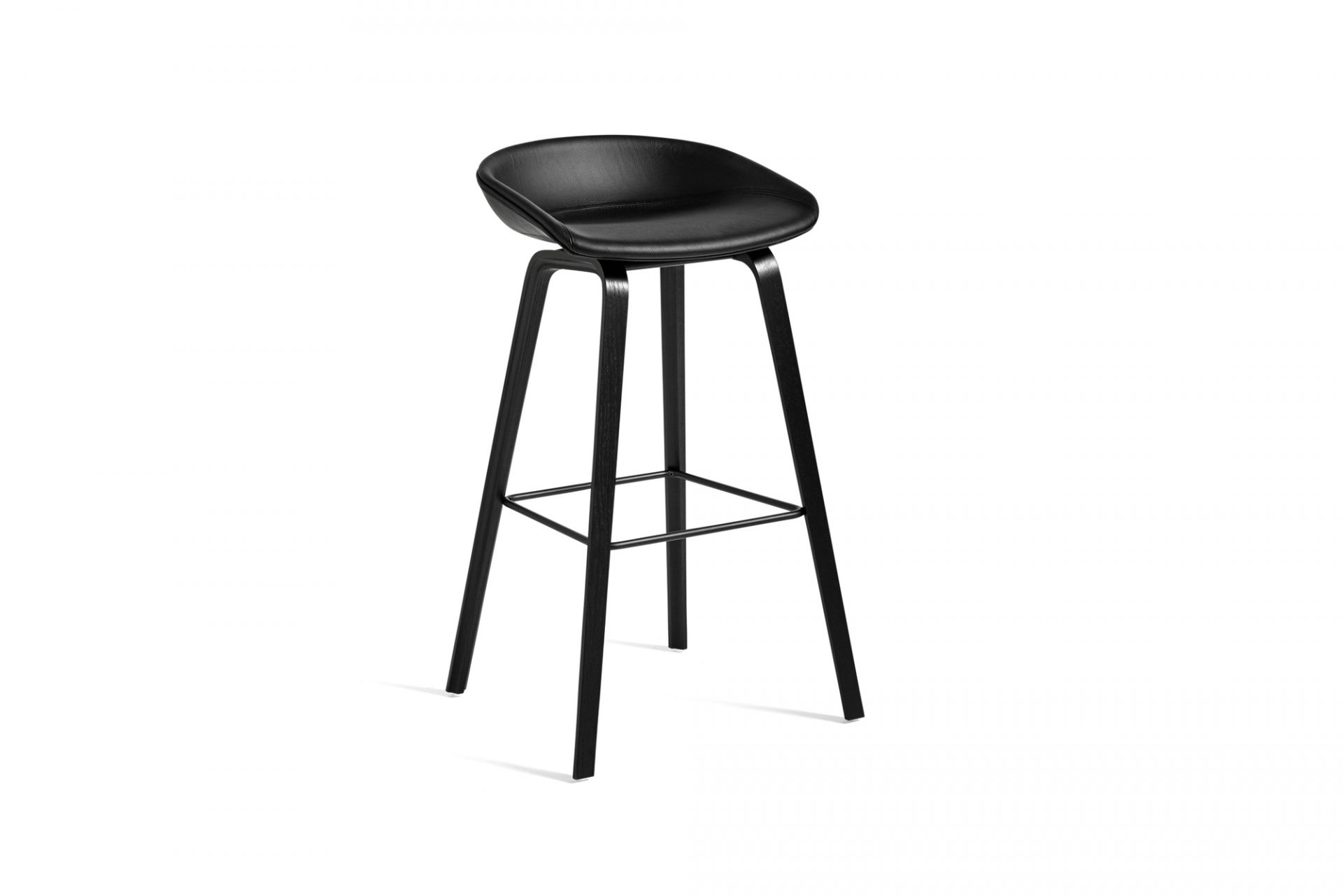 Schwarzer About a Stool AAS33 Barhocker von Hay mit Vollpolster und Holzbeinen.