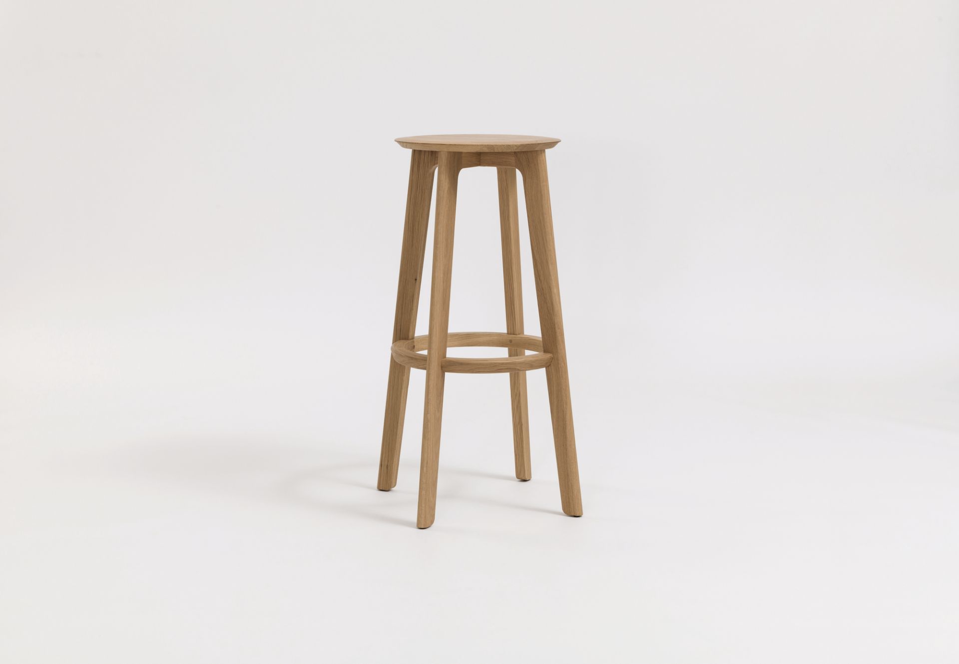 Holzfarbener Barhocker mit runder Sitzfläche und Fußstütze, Höhe 80 cm, für Küche oder Bar.