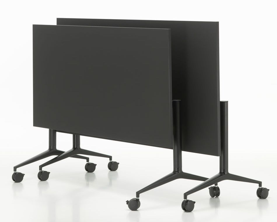 Zwei schwarze MedaMorph Klapptische von Vitra, ideal als flexibler Arbeitstisch für Büro und Konferenz.