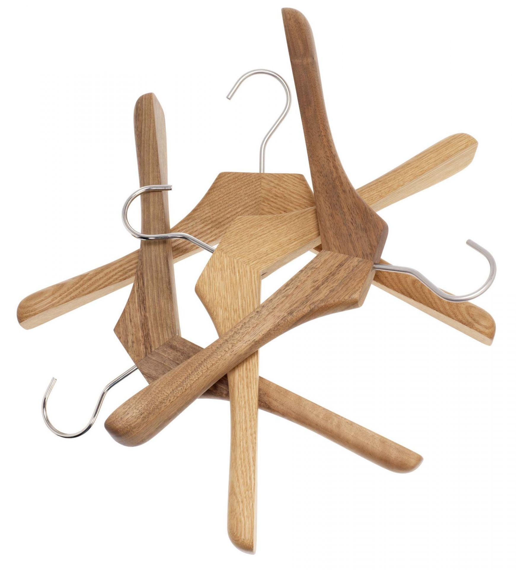 Mehrere Schönbuch Kleiderbügel aus Holz mit Metallhaken liegen übereinander, Garderobe Zubehör.