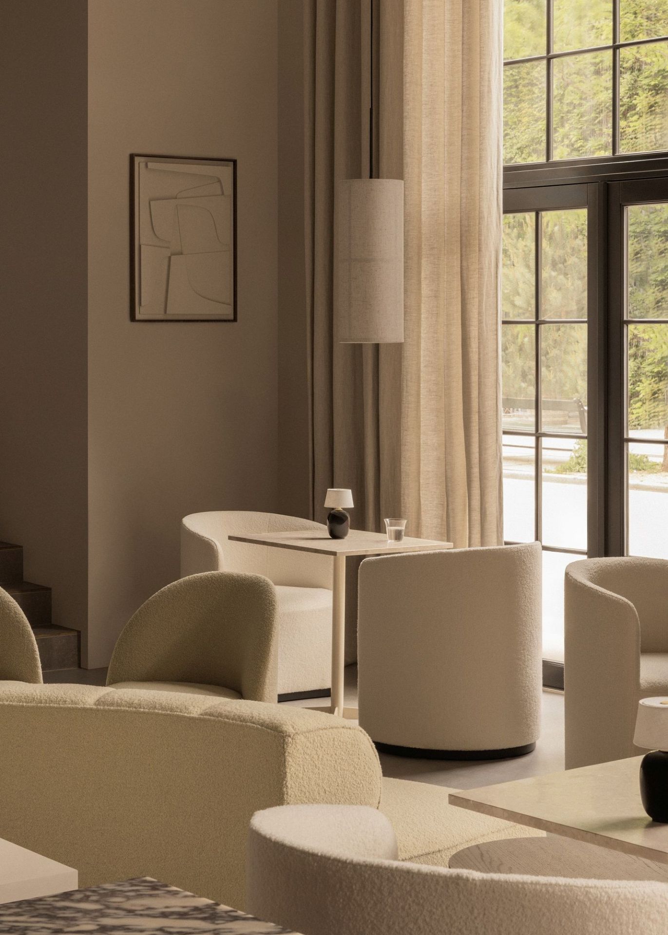 Beige Tearoom Club Sessel von Audo Copenhagen in einem stilvollen, hellen Wohnzimmer mit Tisch und Lampe.
