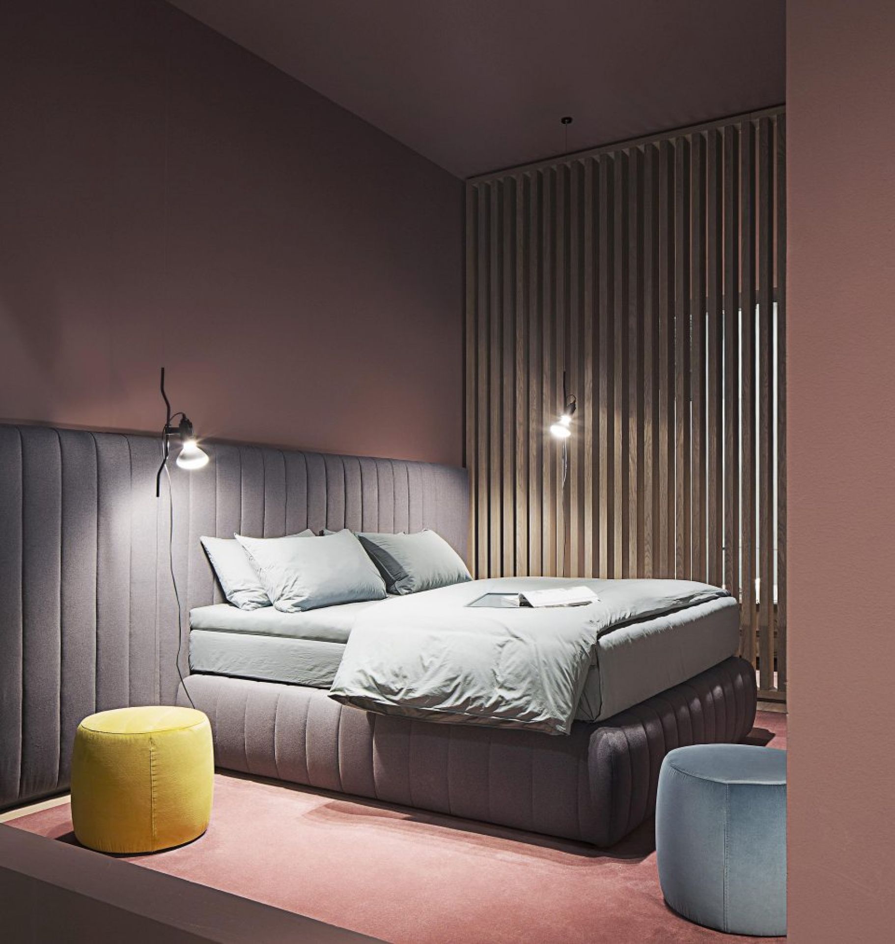 Nahaufnahme einer Parentesi D Lampe von Flos in Weiß, mit Dimmer, an einer Wand.