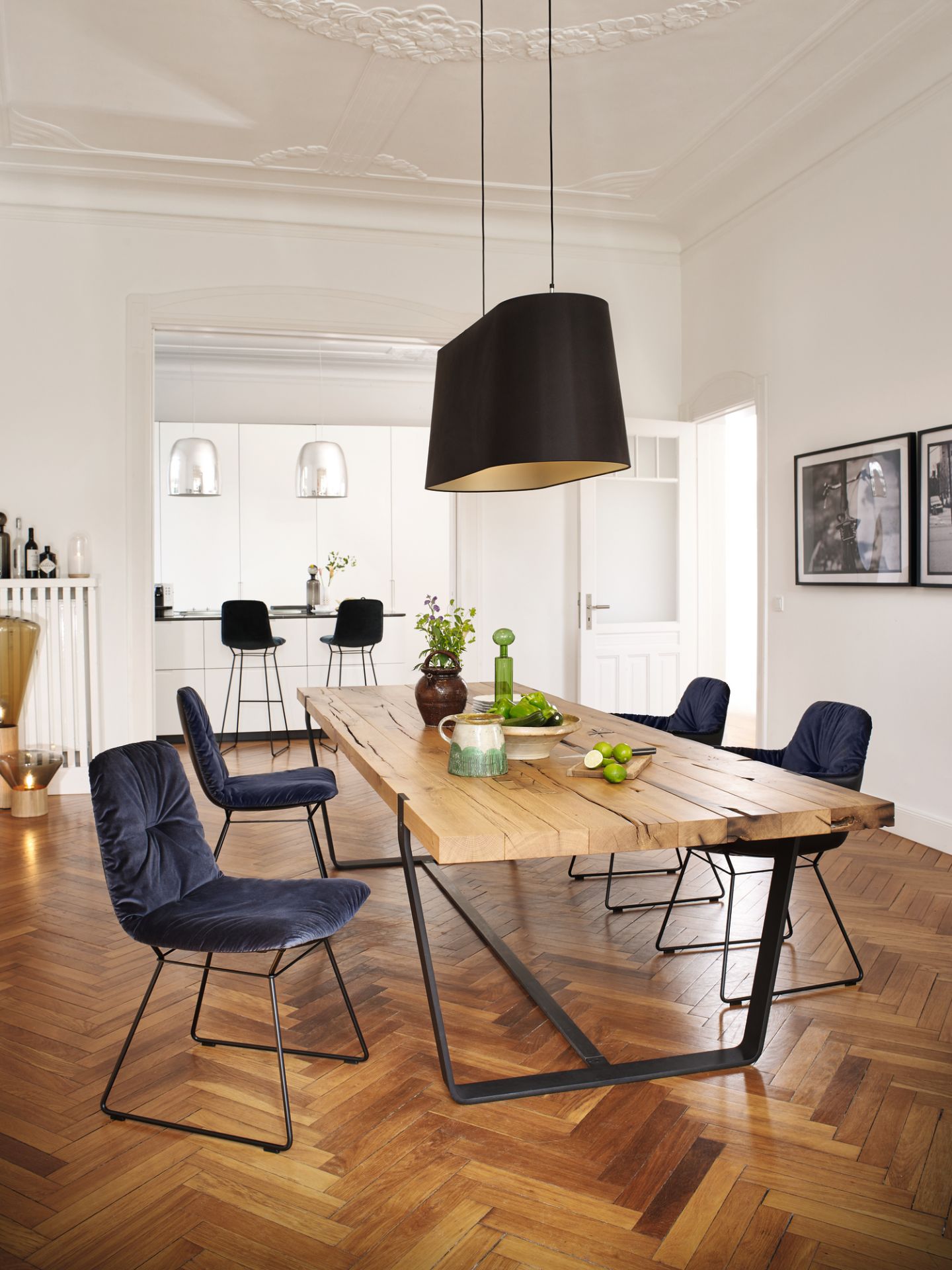 BB 11 Clamp Tisch Eiche Janua Esstisch mit Stühlen in modernem Esszimmer Ambiente.