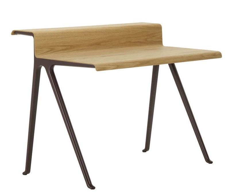 Vitra Courier Schreibtisch mit heller Holzplatte und braunem Metallgestell, modernes Design für Büro oder Arbeitszimmer.