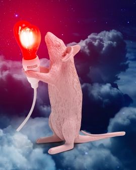 Seletti Mouse Lamp Step Love Edition: Rosa Maus Figur hält rote USB Tischleuchte.