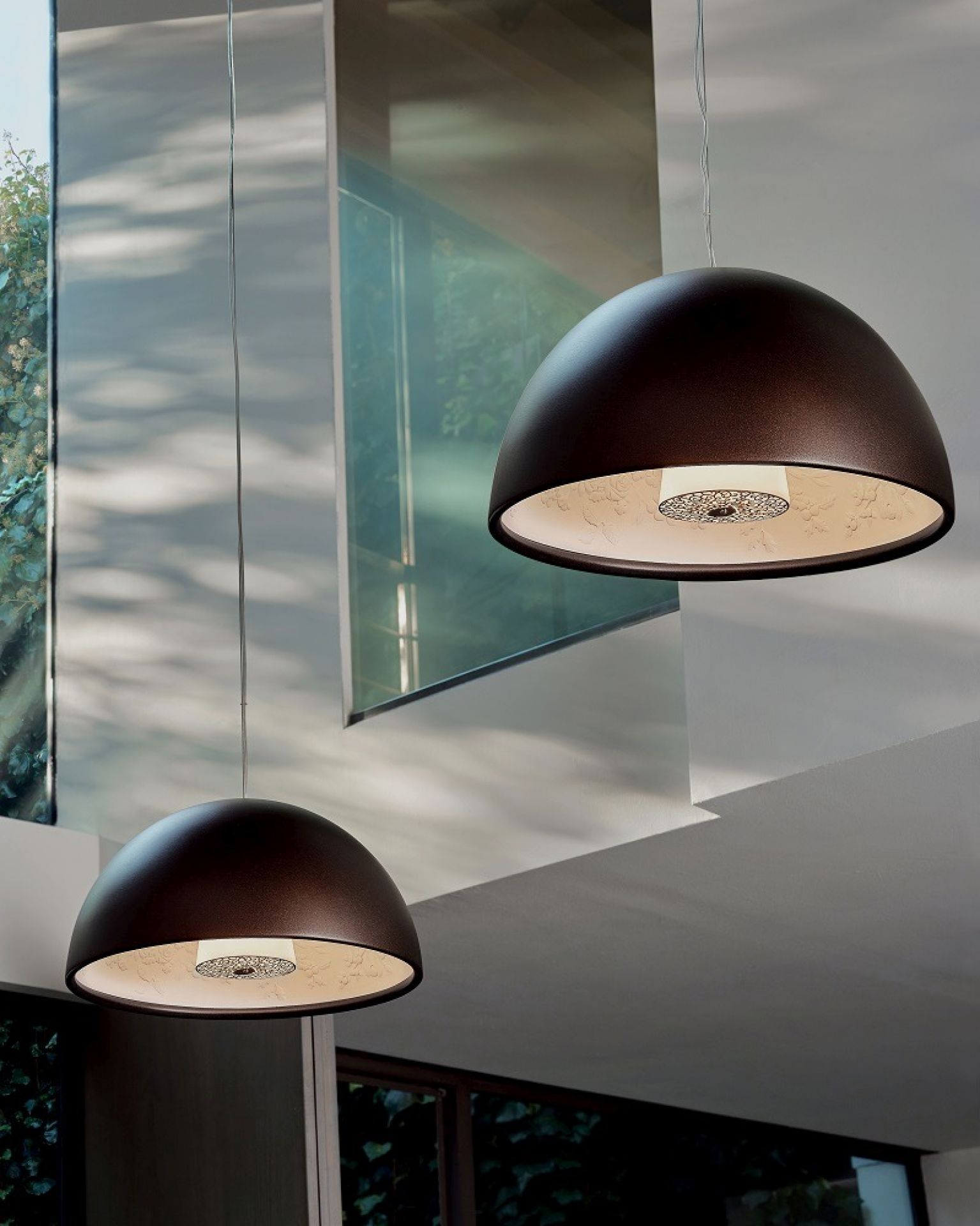 Zwei braune Skygarden Pendelleuchten von Flos mit floralem Dekor im Innenraum. Hängelampe für Wohnzimmer.