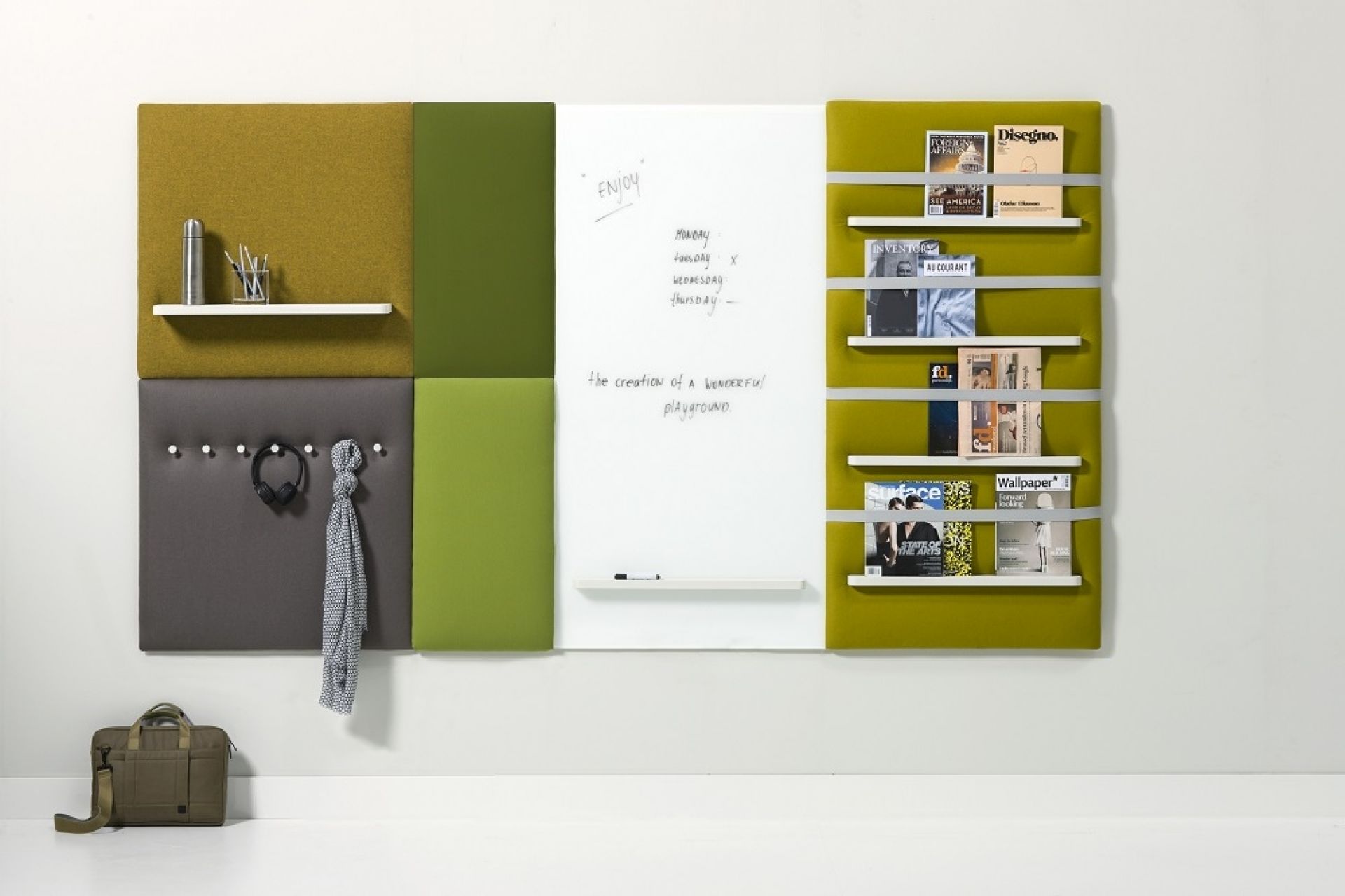 Cascando Pillow Wall Paneele: Büro Wandgestaltung mit Pinnwand, Whiteboard, Regalen und Garderobenhaken.