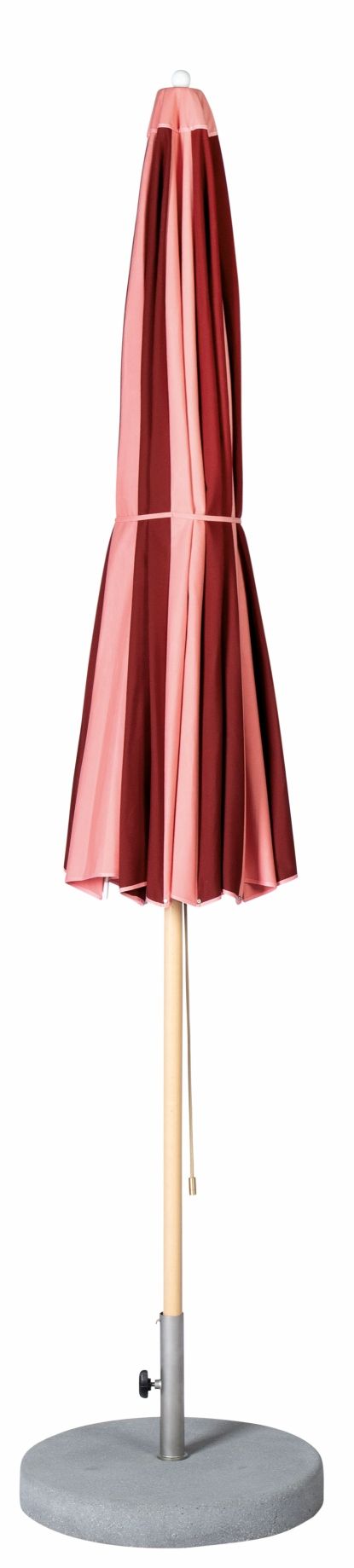 Weishäupl Pagodenschirm Sonnenschirm, gestreift in Rosa und Weinrot, mit Holzstiel und grauem Betonsockel.