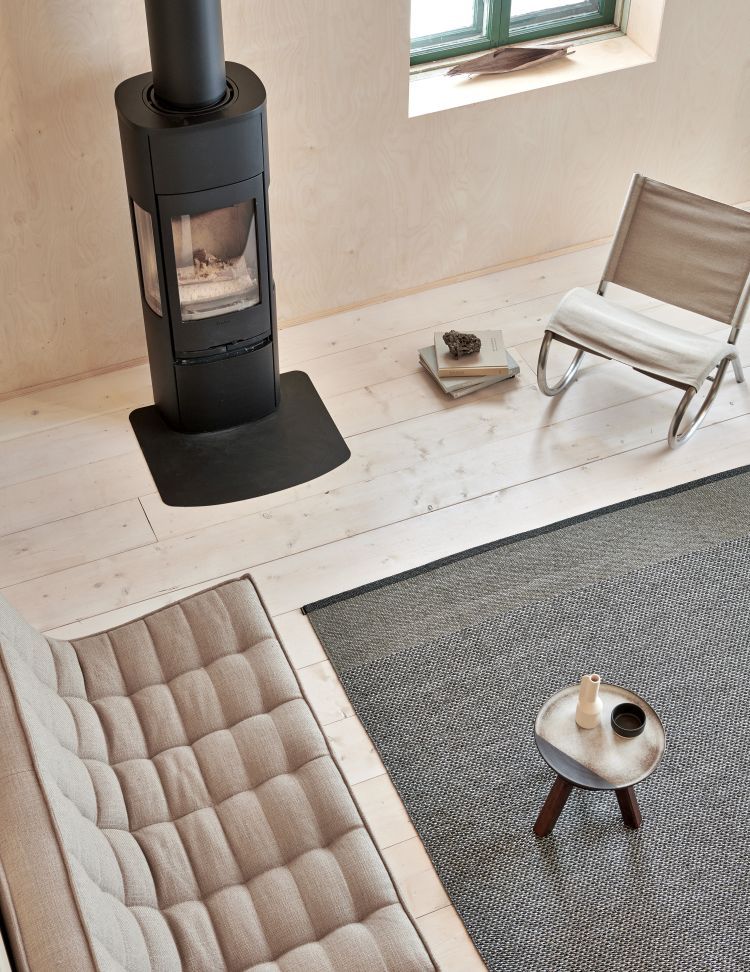 Pappelina Teppich Edit in Grau, Größe 230x320cm, im modernen Wohnzimmer mit Kamin und Designermöbeln.