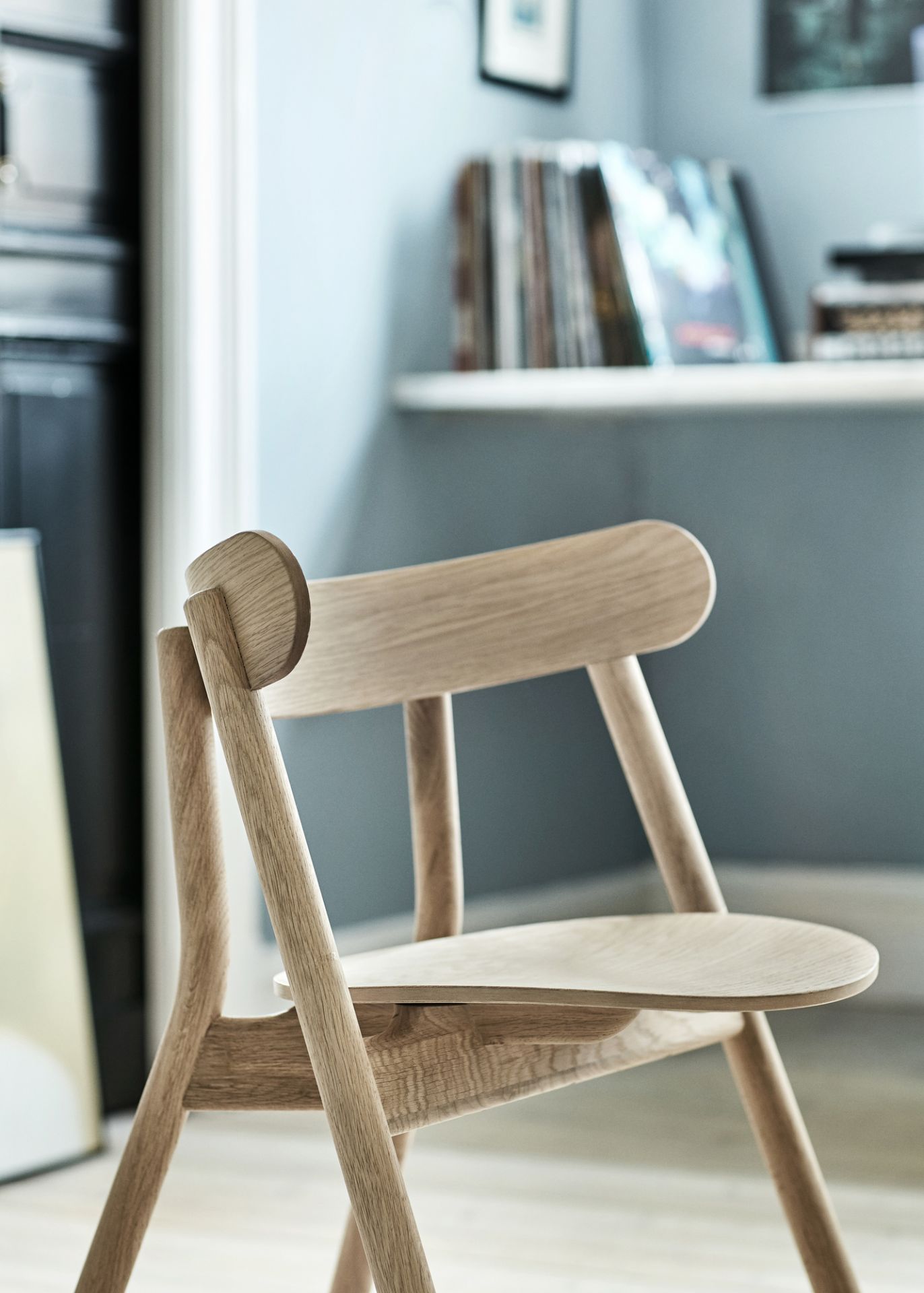 Detailaufnahme des Oaki Stuhls aus Eiche Northern, ein moderner Holzstuhl für Esszimmer und Wohnbereich.