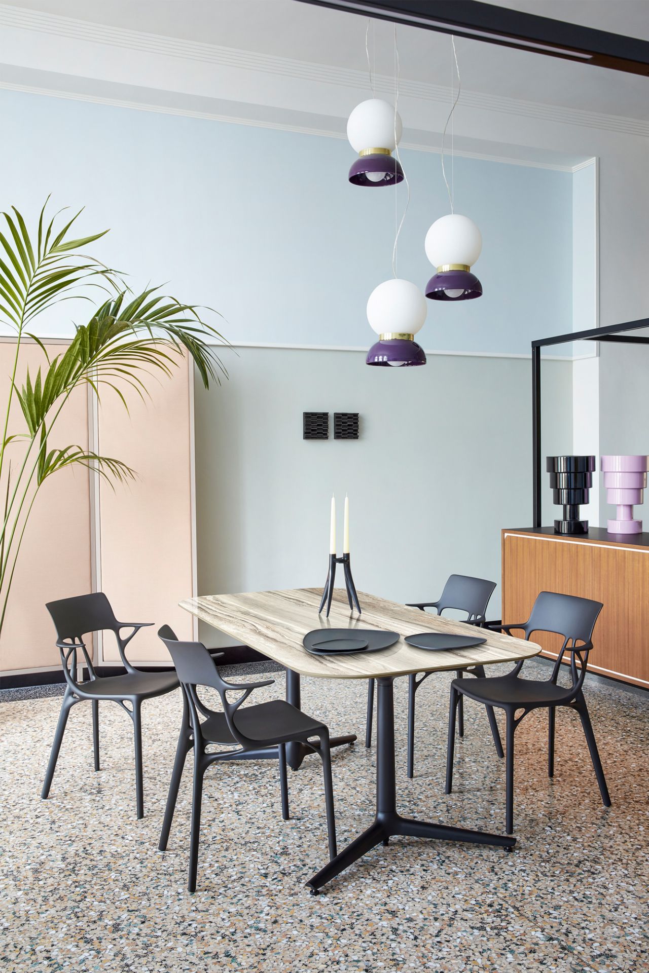Esszimmer mit Tisch und vier schwarzen A.I. Stühlen von Kartell, modernes Design.