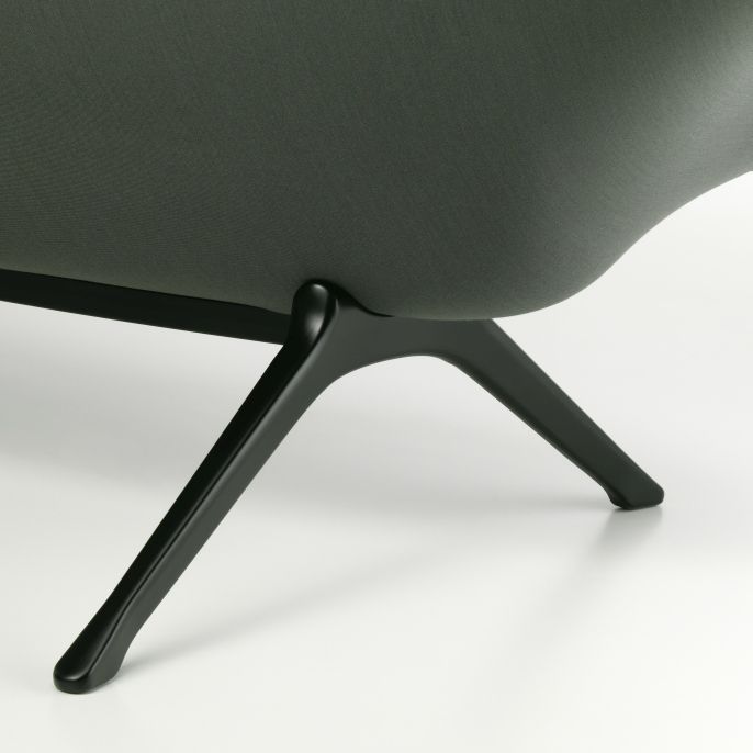 Detailaufnahme des Abalon Sofas von Vitra: Dunkelgrüner Stoffbezug und schwarze, elegante Holzbeine.