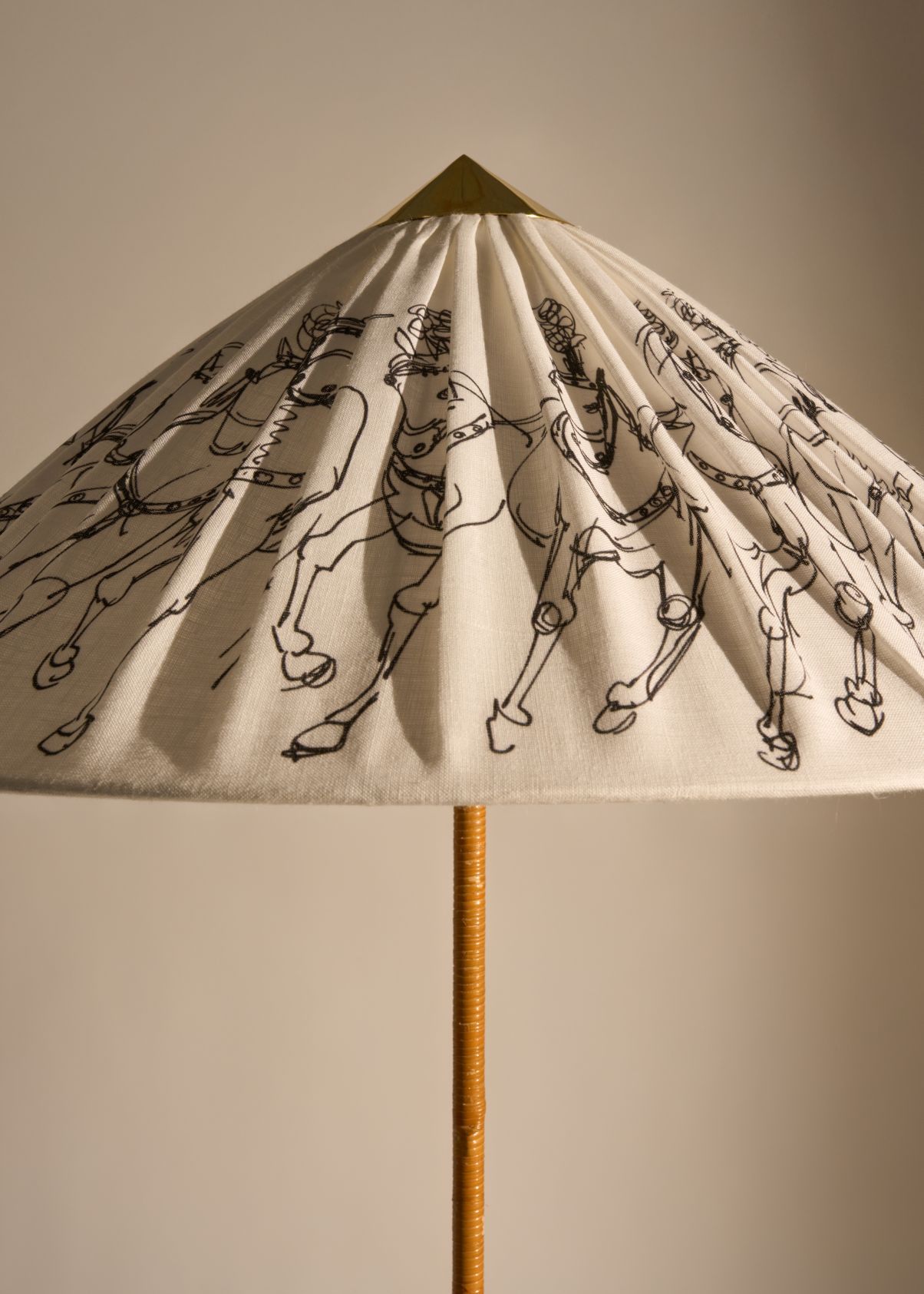 Detailaufnahme der 9602 Stehleuchte mit Pferde-Motiv, Designklassiker von Gubi, ideal für Wohnzimmer und Schlafzimmer.