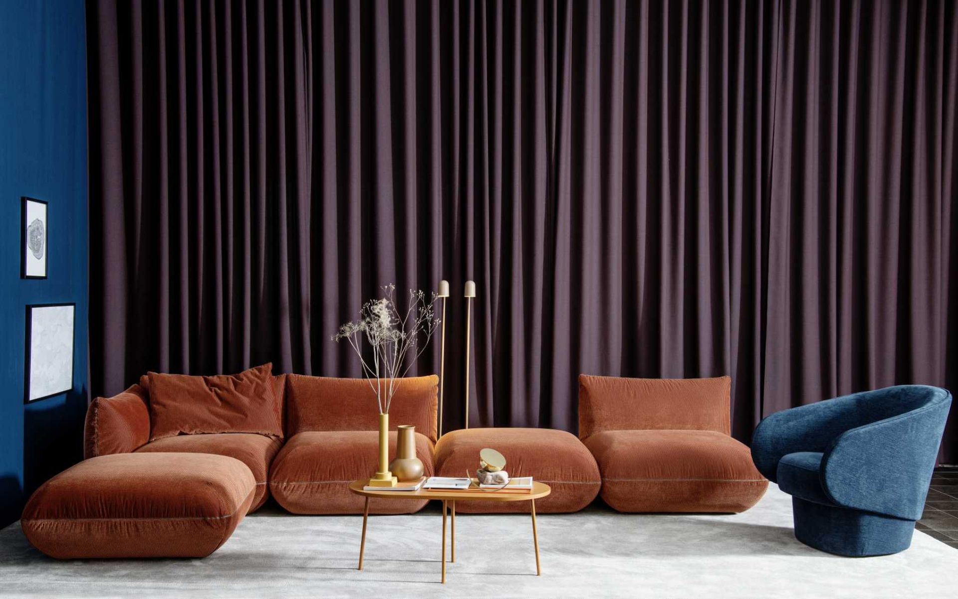 Braunes Jalis21 Modulsofa von Cor ohne Armlehnen im Wohnzimmer mit Couchtisch und Sessel.