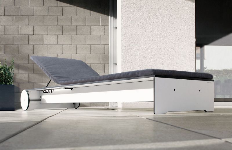 Riva Liegenauflage von Conmoto, graue Polsterung auf weißem Liegestuhl für Garten und Terrasse.