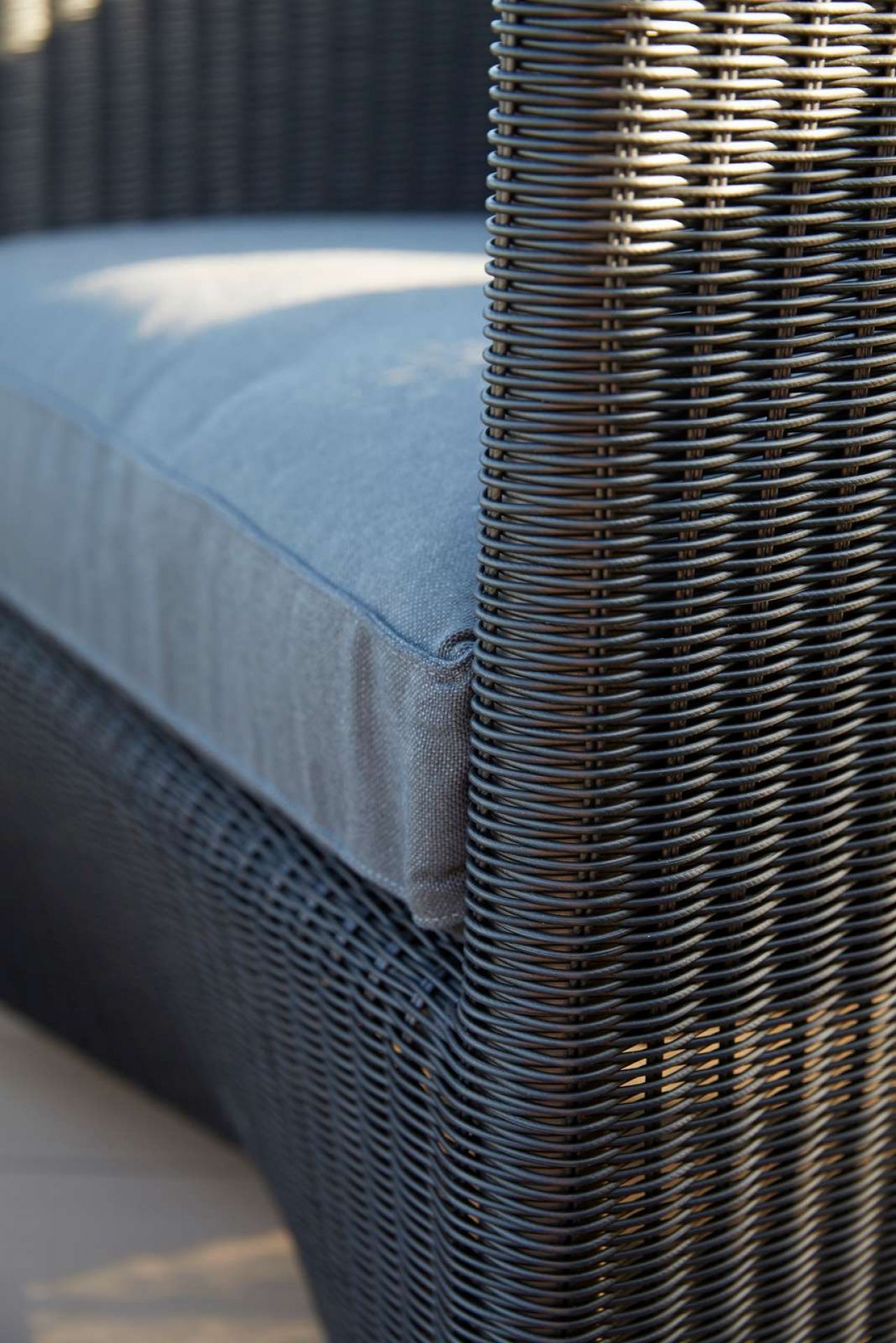 Detailaufnahme Cane-Line Diamond Outdoor Sofa, taupefarbenes Geflecht mit grauem Sitzkissen. Gartenmöbel für Terrasse und Balkon.