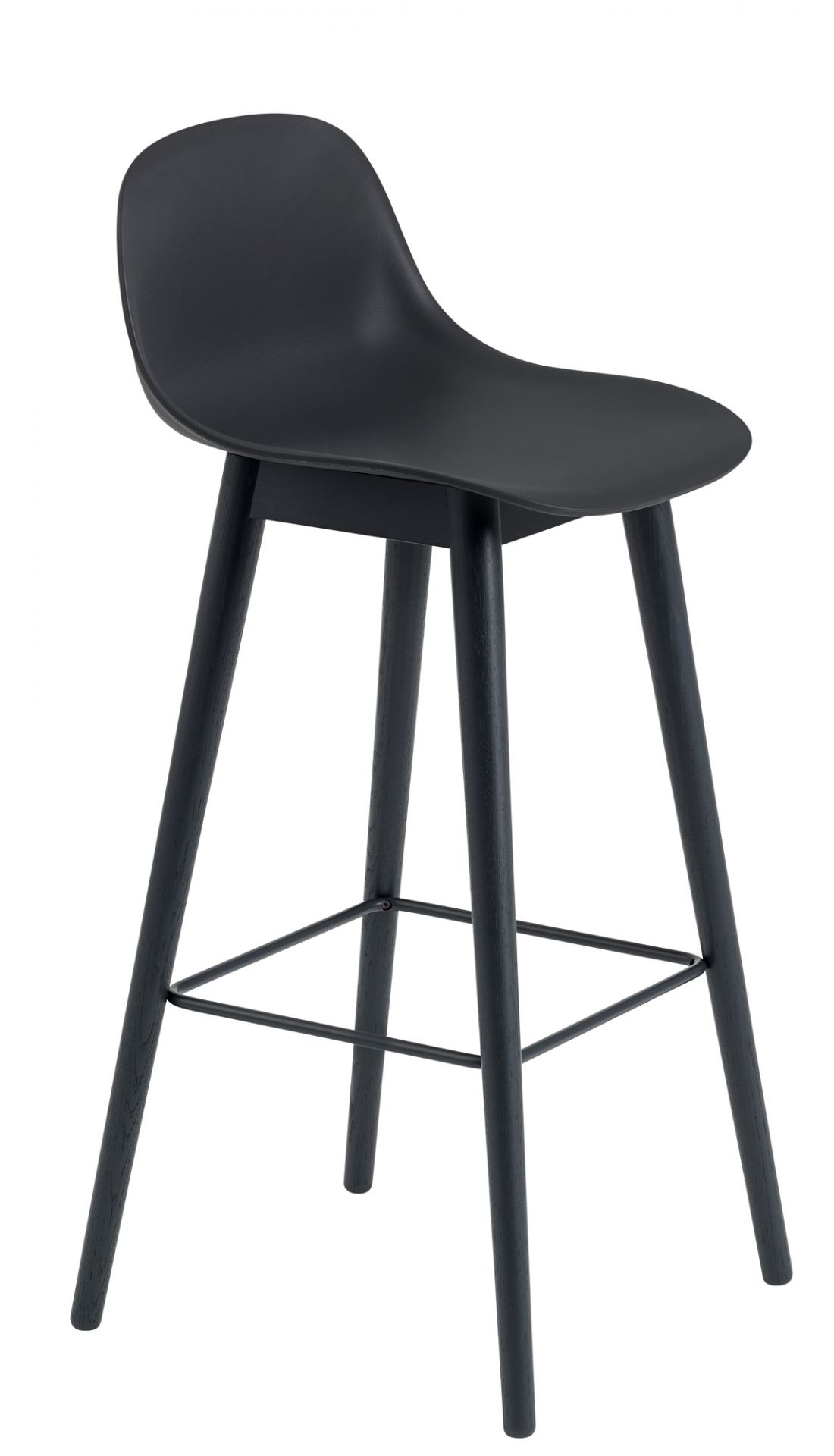 Schwarzer Fiber Counter Stool Barhocker von Muuto mit Rückenlehne und Holzbeinen, Höhe 75 cm.