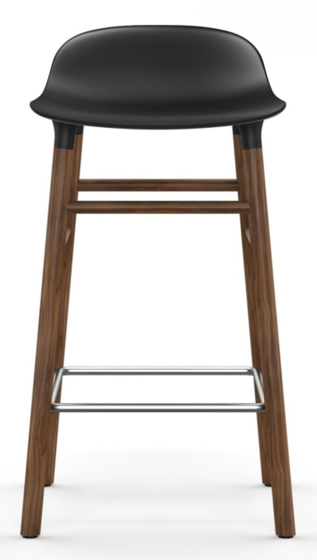 Normann Copenhagen Form Barhocker H 65 cm mit schwarzer Sitzfläche und Holzbeinen.