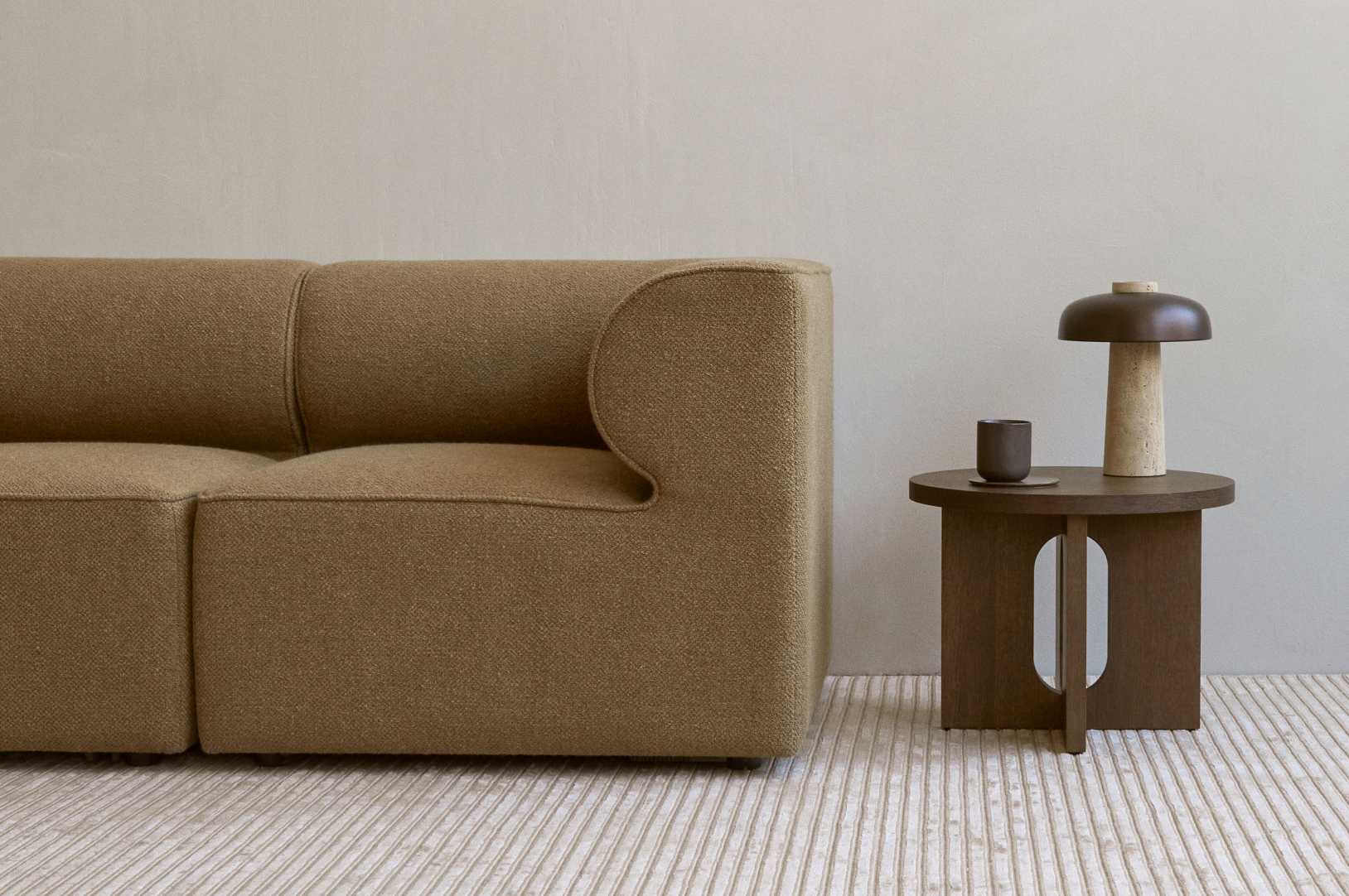 Nahaufnahme des Eave Modulsofas in Bouclé-Optik, ein moderner 2-Sitzer für stilvolles Wohnen.